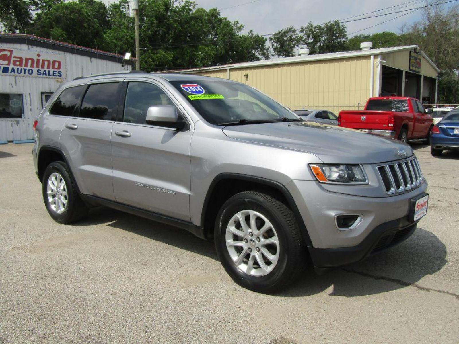 2014 SILVER JEEP GRAND CHEROKEE LAREDO (1C4RJFAG0EC) with an 3.6L engine, Automatic transmission, located at 830 E. Canino Rd., Houston, TX, 77037, (281) 405-0440, 38.358219, -81.729942 - Photo #5