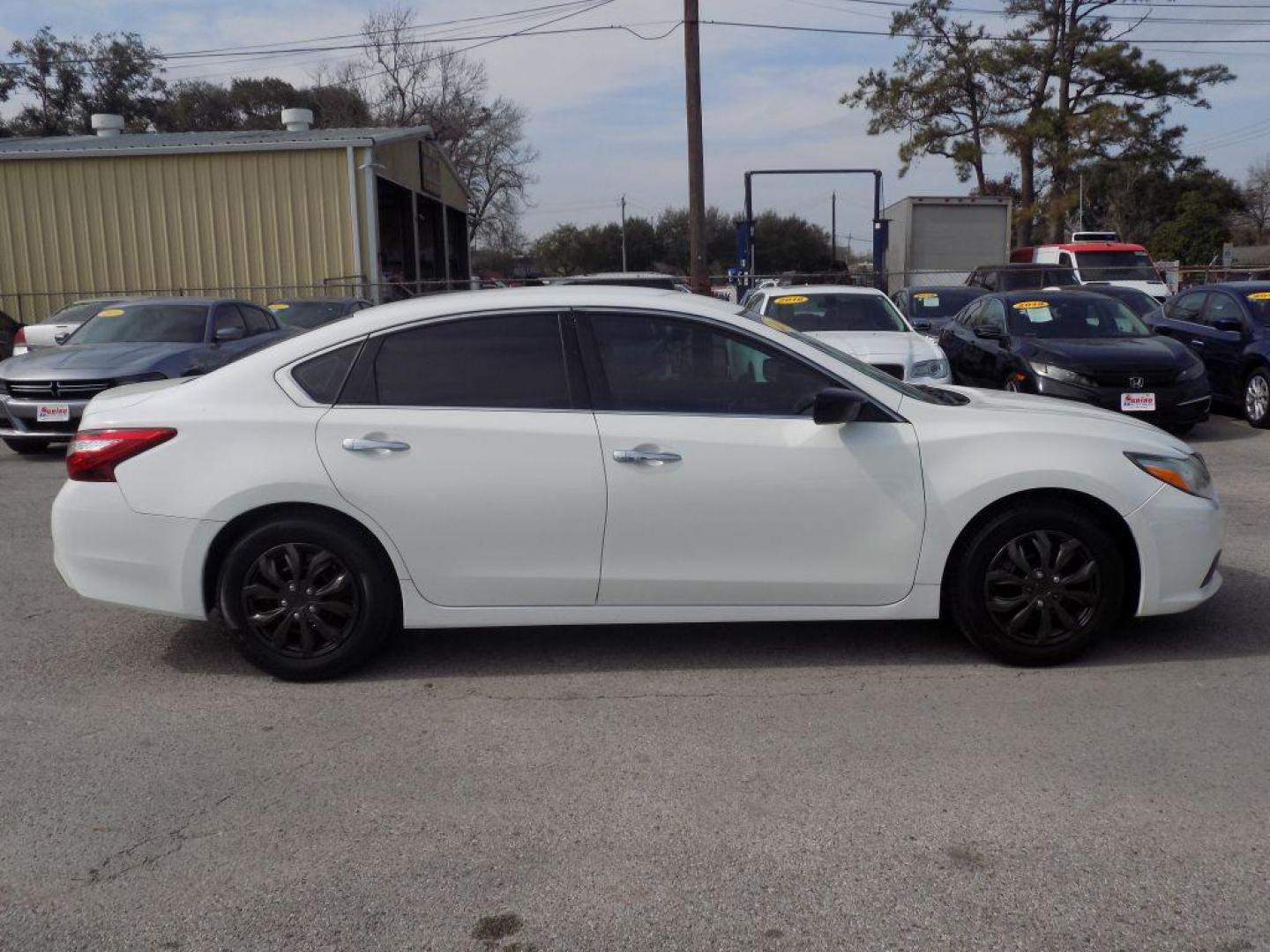2017 WHITE NISSAN ALTIMA 2.5 (1N4AL3AP3HC) with an 2.5L engine, Continuously Variable transmission, located at 830 E. Canino Rd., Houston, TX, 77037, (281) 405-0440, 38.358219, -81.729942 - Photo#1