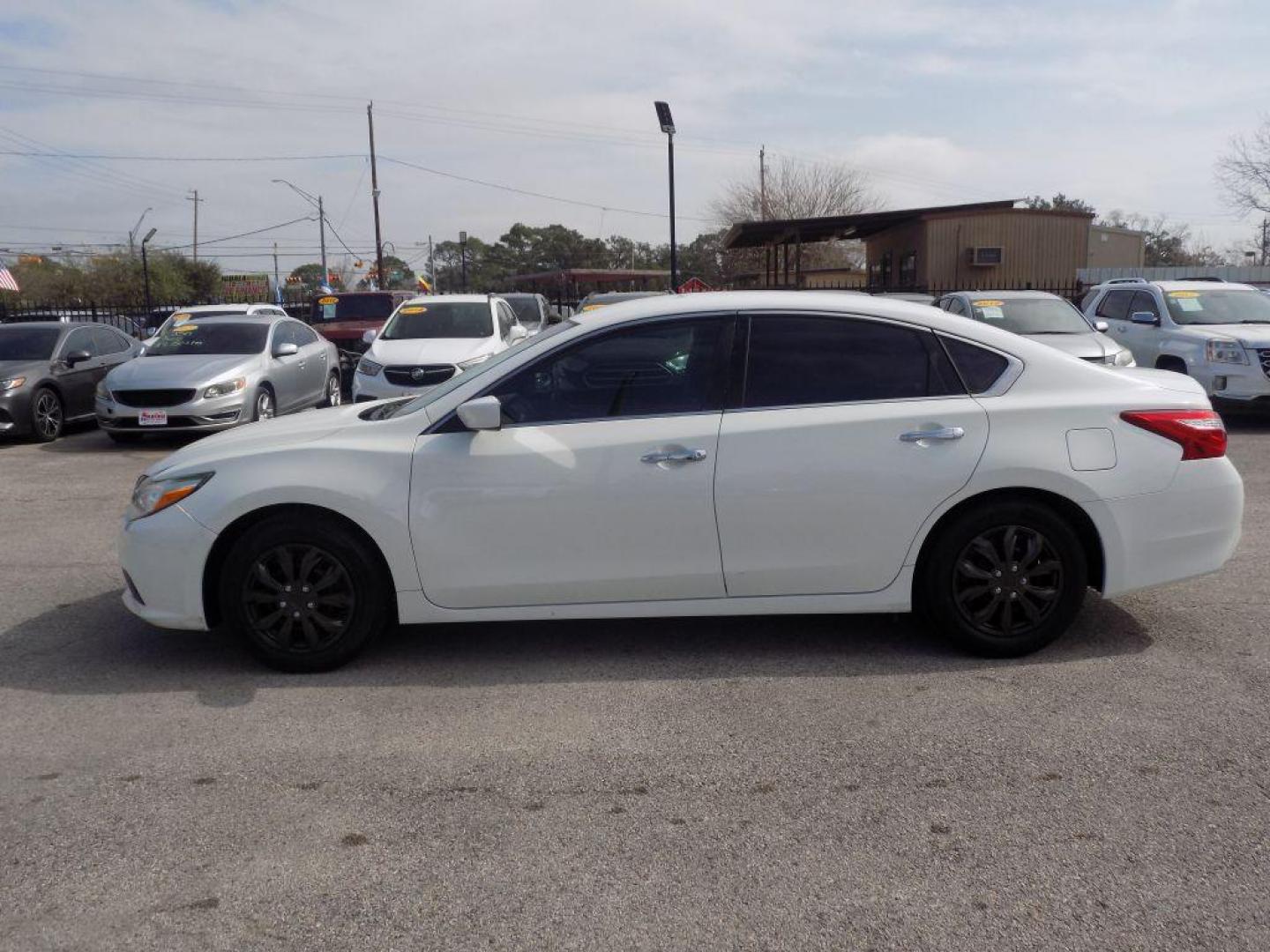 2017 WHITE NISSAN ALTIMA 2.5 (1N4AL3AP3HC) with an 2.5L engine, Continuously Variable transmission, located at 830 E. Canino Rd., Houston, TX, 77037, (281) 405-0440, 38.358219, -81.729942 - Photo#3