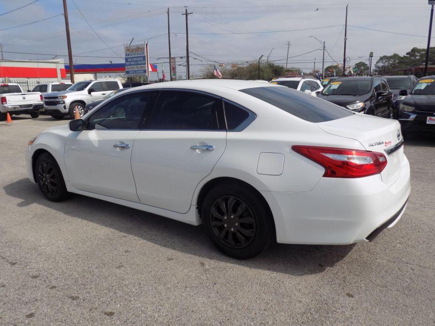 2017 WHITE NISSAN ALTIMA 2.5 (1N4AL3AP3HC) with an 2.5L engine, Continuously Variable transmission, located at 830 E. Canino Rd., Houston, TX, 77037, (281) 405-0440, 38.358219, -81.729942 - Photo#4