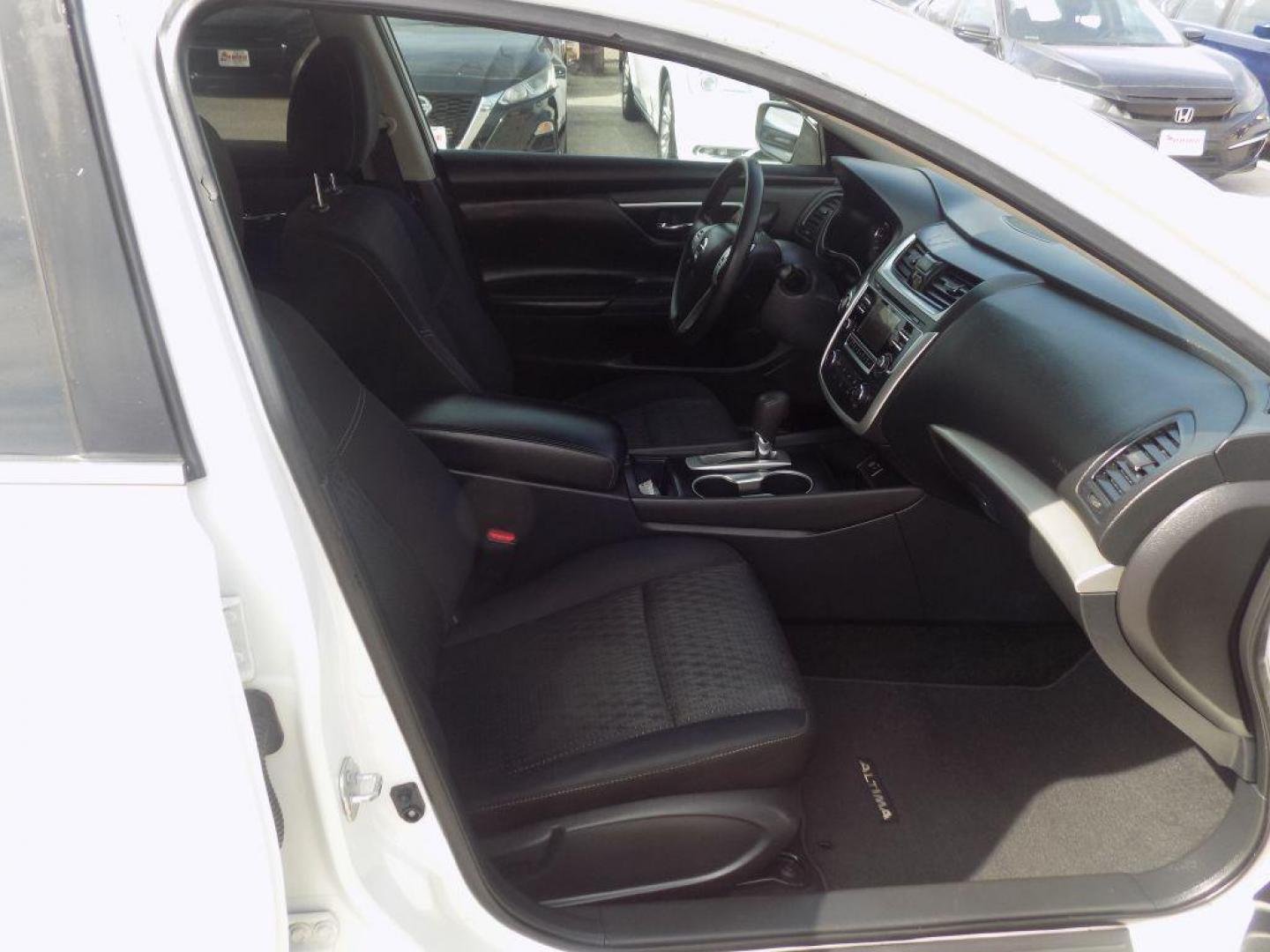 2017 WHITE NISSAN ALTIMA 2.5 (1N4AL3AP3HC) with an 2.5L engine, Continuously Variable transmission, located at 830 E. Canino Rd., Houston, TX, 77037, (281) 405-0440, 38.358219, -81.729942 - Photo#9