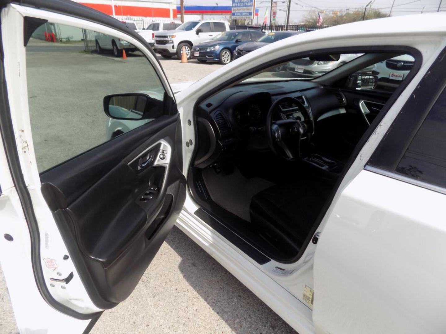 2017 WHITE NISSAN ALTIMA 2.5 (1N4AL3AP3HC) with an 2.5L engine, Continuously Variable transmission, located at 830 E. Canino Rd., Houston, TX, 77037, (281) 405-0440, 38.358219, -81.729942 - Photo#15