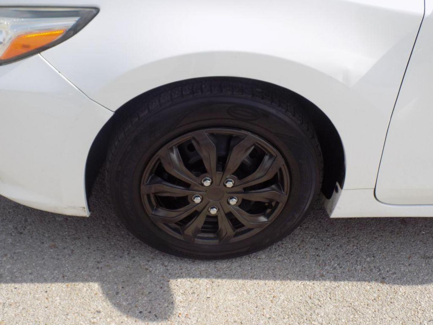 2017 WHITE NISSAN ALTIMA 2.5 (1N4AL3AP3HC) with an 2.5L engine, Continuously Variable transmission, located at 830 E. Canino Rd., Houston, TX, 77037, (281) 405-0440, 38.358219, -81.729942 - Photo#18