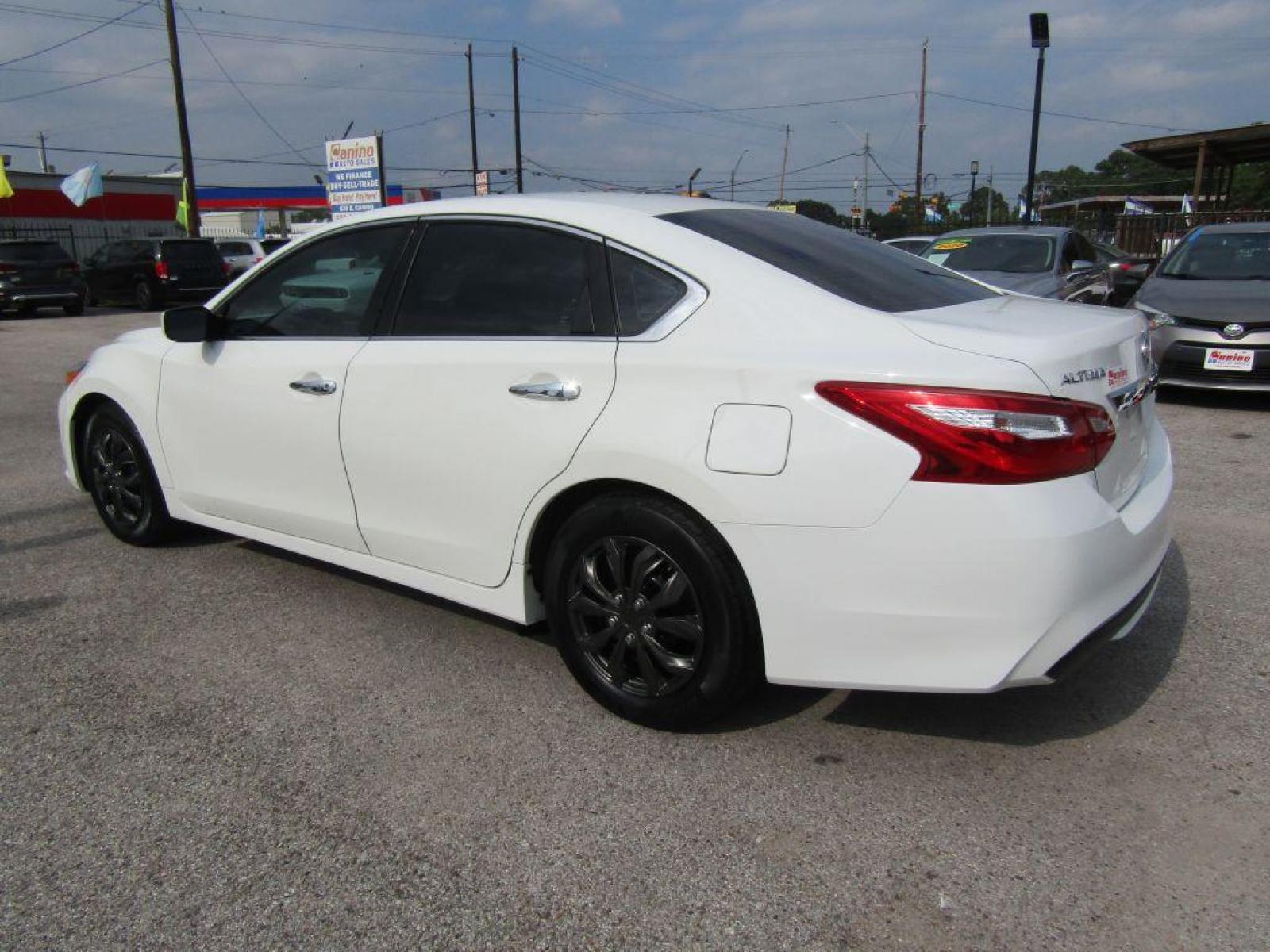 2017 WHITE NISSAN ALTIMA 2.5 (1N4AL3AP3HC) with an 2.5L engine, Continuously Variable transmission, located at 830 E. Canino Rd., Houston, TX, 77037, (281) 405-0440, 38.358219, -81.729942 - Photo #4