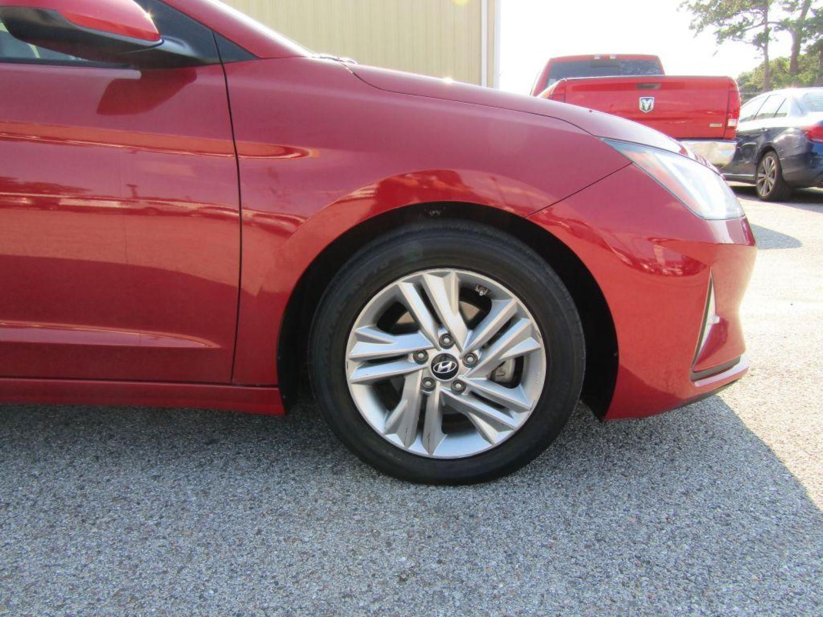 2019 RED HYUNDAI ELANTRA SEL (KMHD84LF0KU) with an 2.0L engine, Automatic transmission, located at 830 E. Canino Rd., Houston, TX, 77037, (281) 405-0440, 38.358219, -81.729942 - Photo #21