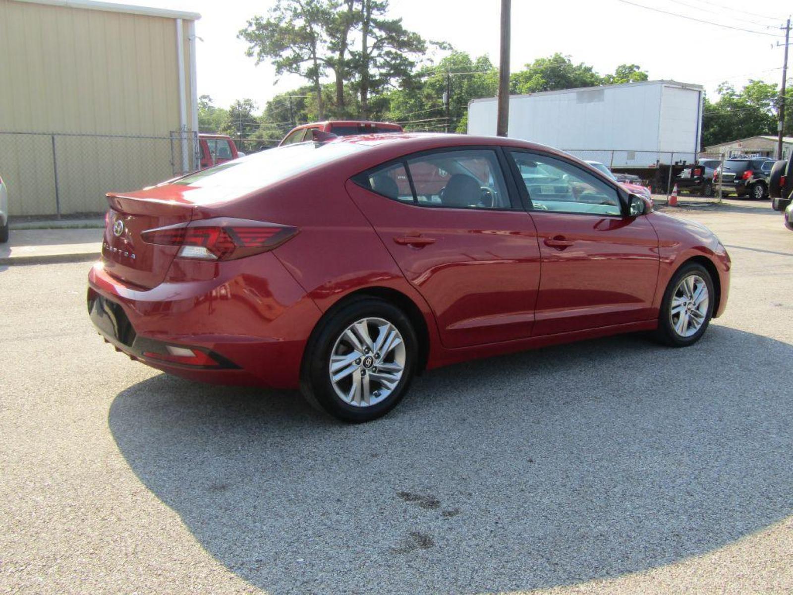 2019 RED HYUNDAI ELANTRA SEL (KMHD84LF0KU) with an 2.0L engine, Automatic transmission, located at 830 E. Canino Rd., Houston, TX, 77037, (281) 405-0440, 38.358219, -81.729942 - Photo #4