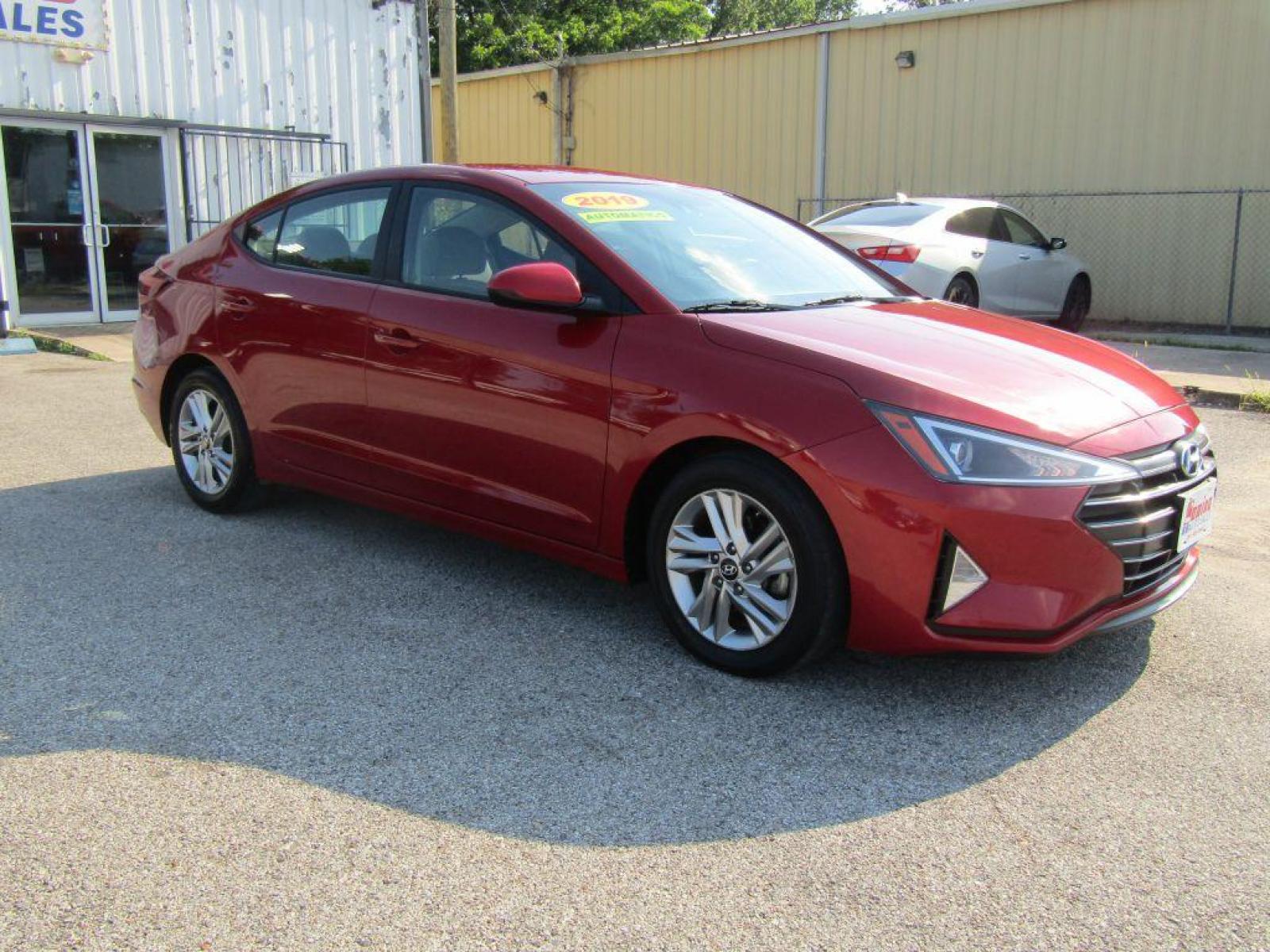 2019 RED HYUNDAI ELANTRA SEL (KMHD84LF0KU) with an 2.0L engine, Automatic transmission, located at 830 E. Canino Rd., Houston, TX, 77037, (281) 405-0440, 38.358219, -81.729942 - Photo #5
