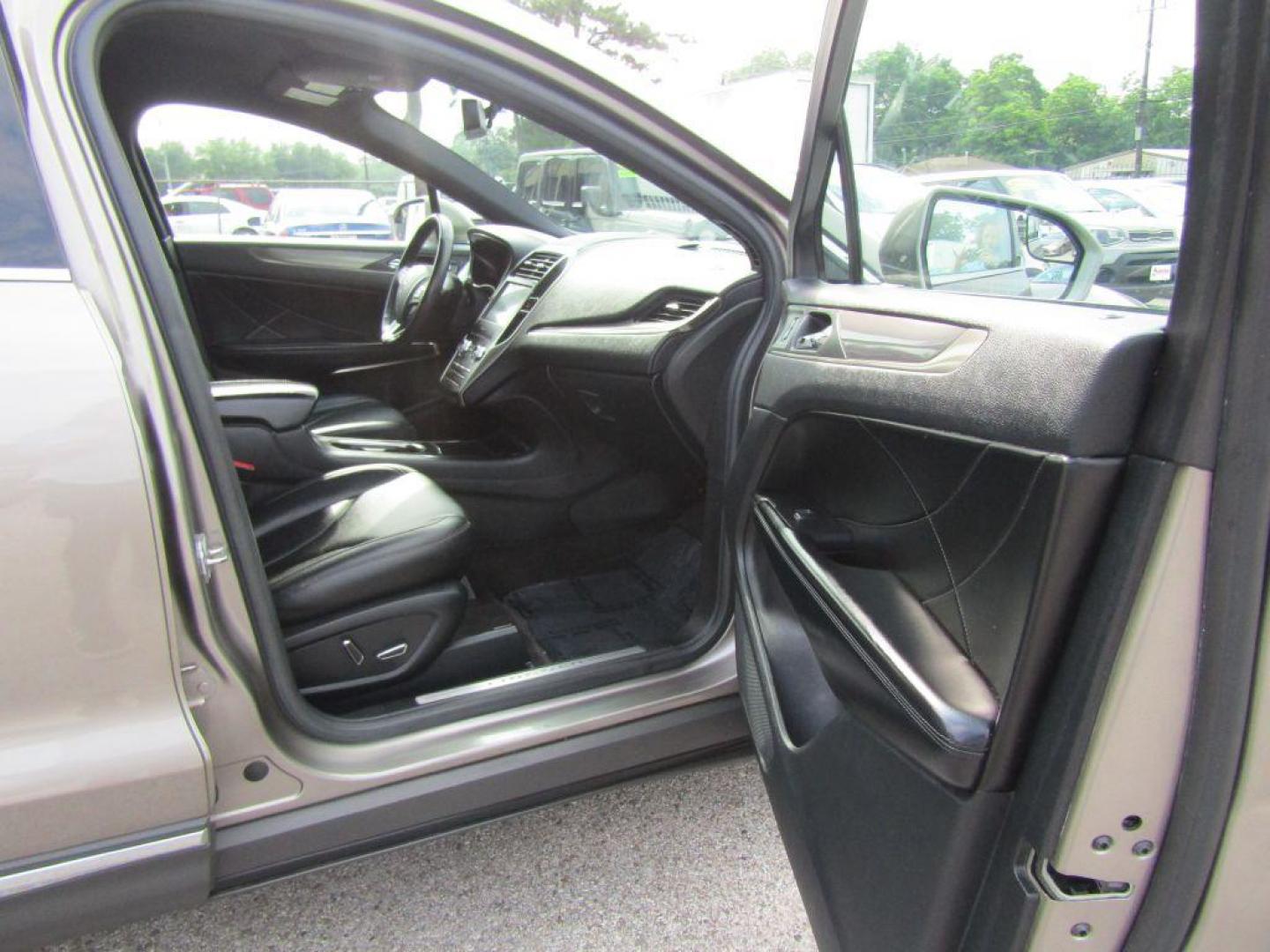 2016 BROWN LINCOLN MKC PREMIERE (5LMCJ1C94GU) with an 2.0L engine, Automatic transmission, located at 830 E. Canino Rd., Houston, TX, 77037, (281) 405-0440, 38.358219, -81.729942 - $1900+TT and L - Photo#13