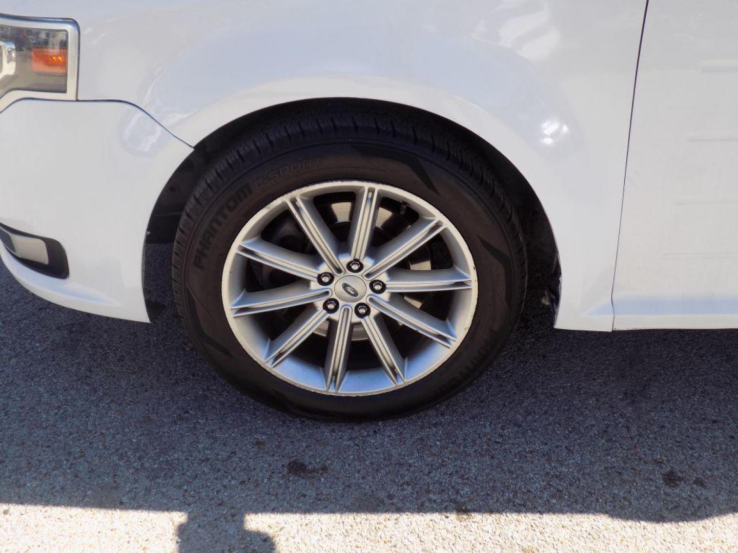 2017 WHITE FORD FLEX LIMITED (2FMGK5D86HB) with an 3.5L engine, Automatic transmission, located at 830 E. Canino Rd., Houston, TX, 77037, (281) 405-0440, 38.358219, -81.729942 - Photo#11