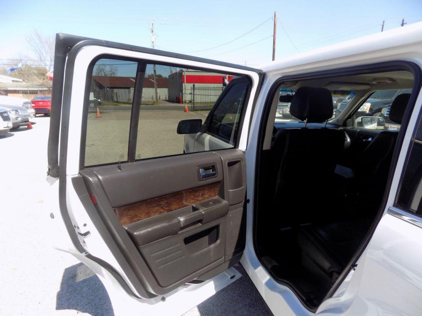 2017 WHITE FORD FLEX LIMITED (2FMGK5D86HB) with an 3.5L engine, Automatic transmission, located at 830 E. Canino Rd., Houston, TX, 77037, (281) 405-0440, 38.358219, -81.729942 - Photo#17