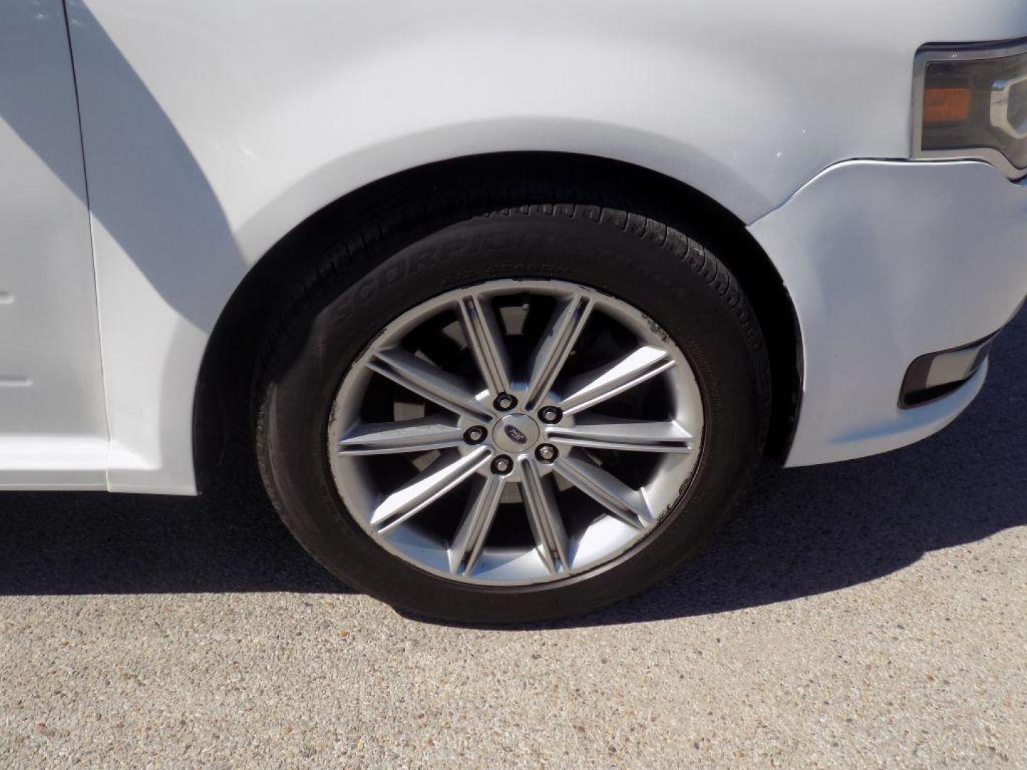 2017 WHITE FORD FLEX LIMITED (2FMGK5D86HB) with an 3.5L engine, Automatic transmission, located at 830 E. Canino Rd., Houston, TX, 77037, (281) 405-0440, 38.358219, -81.729942 - Photo#8