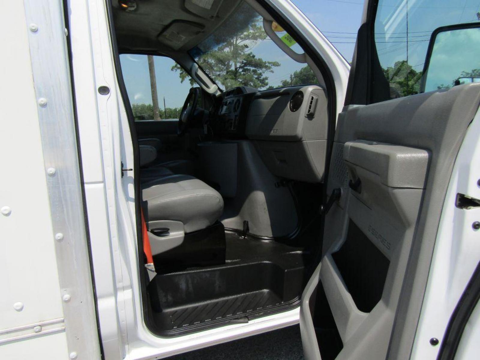 2015 WHITE FORD ECONOLINE E350 SUPER DUTY CUTAWAY VAN (1FDWE3FL1FD) with an 5.4L engine, Automatic transmission, located at 830 E. Canino Rd., Houston, TX, 77037, (281) 405-0440, 38.358219, -81.729942 - Photo #14