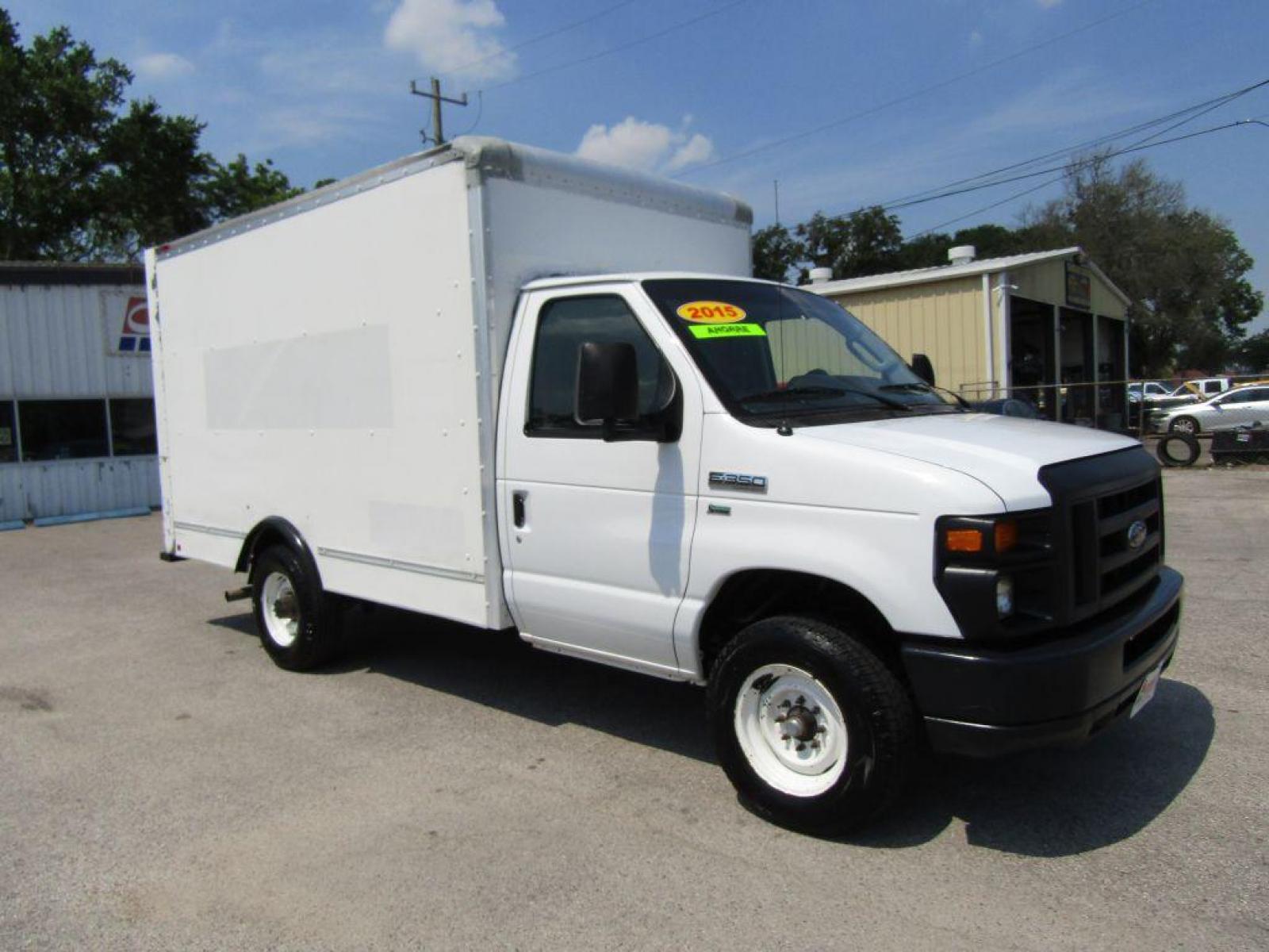 2015 WHITE FORD ECONOLINE E350 SUPER DUTY CUTAWAY VAN (1FDWE3FL1FD) with an 5.4L engine, Automatic transmission, located at 830 E. Canino Rd., Houston, TX, 77037, (281) 405-0440, 38.358219, -81.729942 - Photo #1