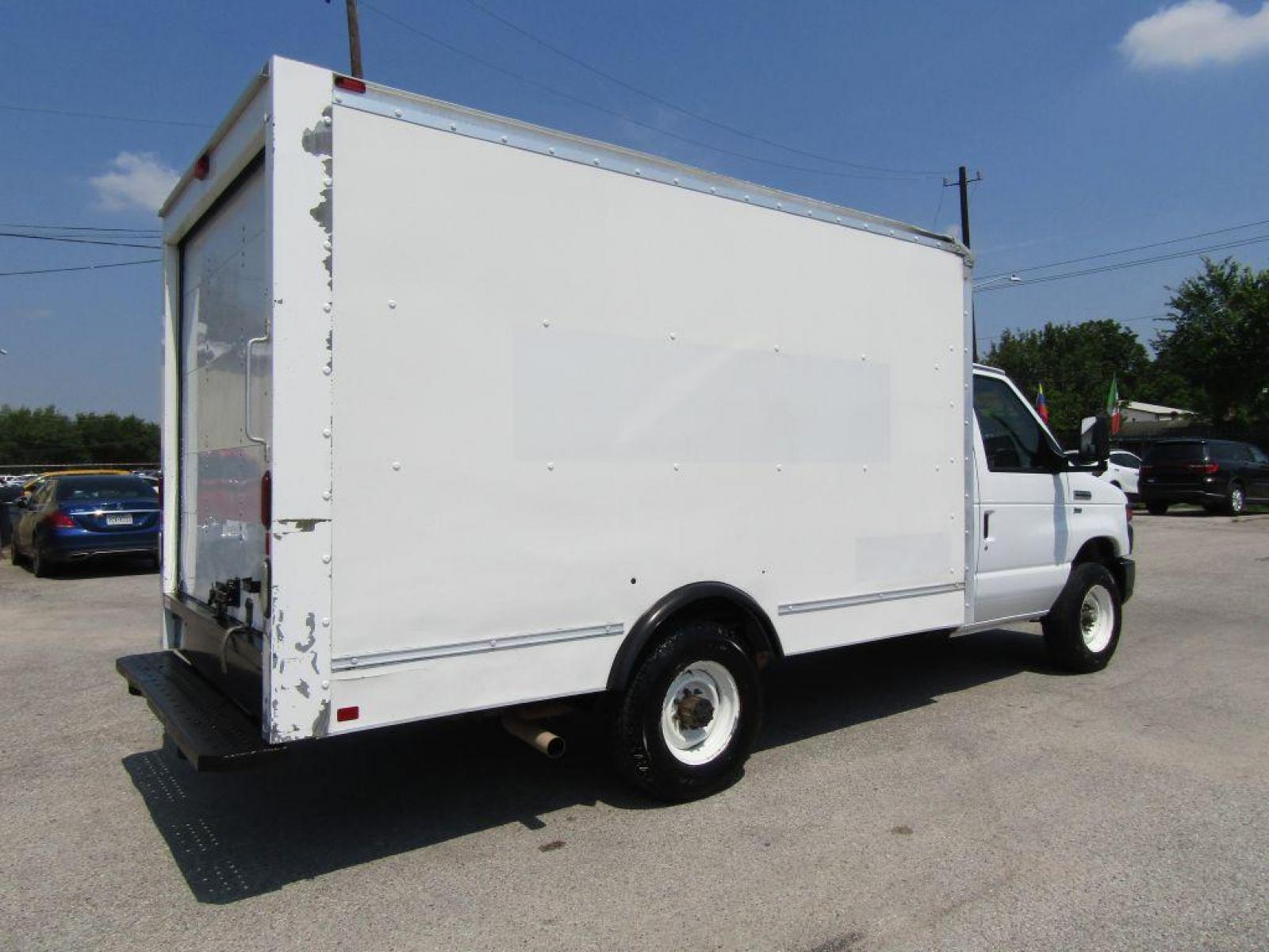 2015 WHITE FORD ECONOLINE E350 SUPER DUTY CUTAWAY VAN (1FDWE3FL1FD) with an 5.4L engine, Automatic transmission, located at 830 E. Canino Rd., Houston, TX, 77037, (281) 405-0440, 38.358219, -81.729942 - Photo #3