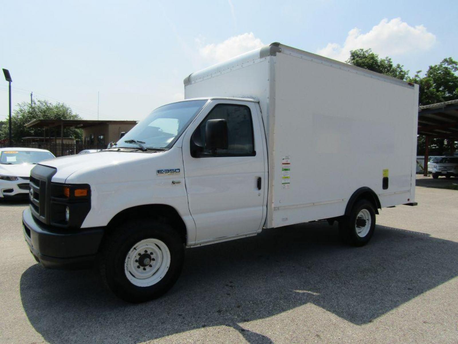 2015 WHITE FORD ECONOLINE E350 SUPER DUTY CUTAWAY VAN (1FDWE3FL1FD) with an 5.4L engine, Automatic transmission, located at 830 E. Canino Rd., Houston, TX, 77037, (281) 405-0440, 38.358219, -81.729942 - Photo #6