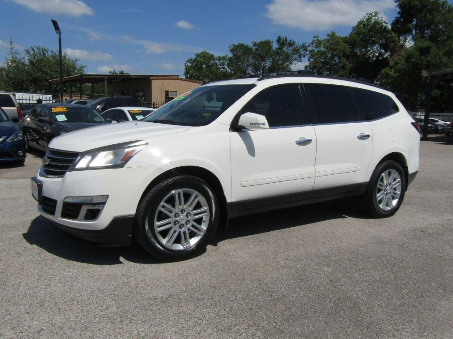 2015 WHITE CHEVROLET TRAVERSE LT (1GNKVGKDXFJ) with an 3.6L engine, Automatic transmission, located at 830 E. Canino Rd., Houston, TX, 77037, (281) 405-0440, 38.358219, -81.729942 - Photo#1