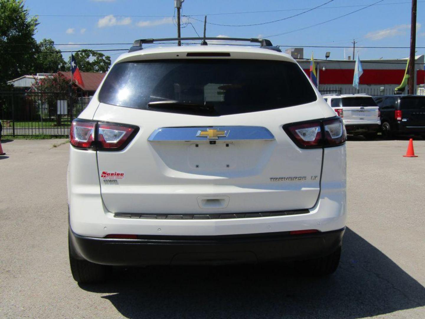 2015 WHITE CHEVROLET TRAVERSE LT (1GNKVGKDXFJ) with an 3.6L engine, Automatic transmission, located at 830 E. Canino Rd., Houston, TX, 77037, (281) 405-0440, 38.358219, -81.729942 - Photo#3