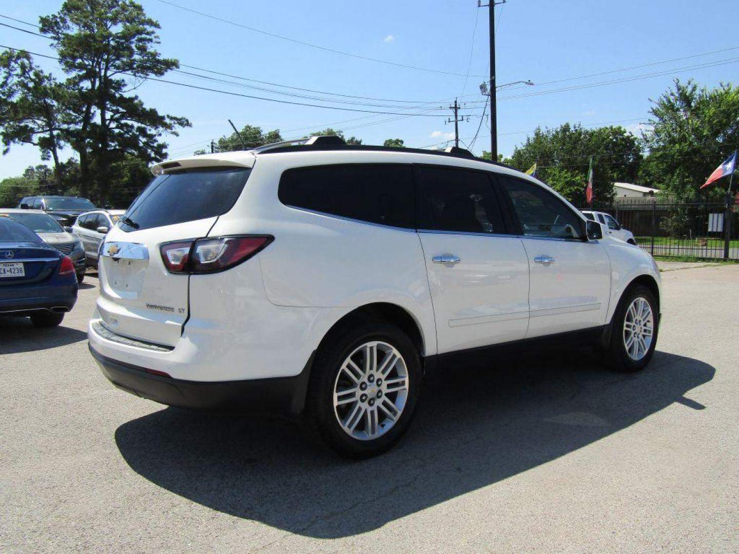 2015 WHITE CHEVROLET TRAVERSE LT (1GNKVGKDXFJ) with an 3.6L engine, Automatic transmission, located at 830 E. Canino Rd., Houston, TX, 77037, (281) 405-0440, 38.358219, -81.729942 - Photo#4