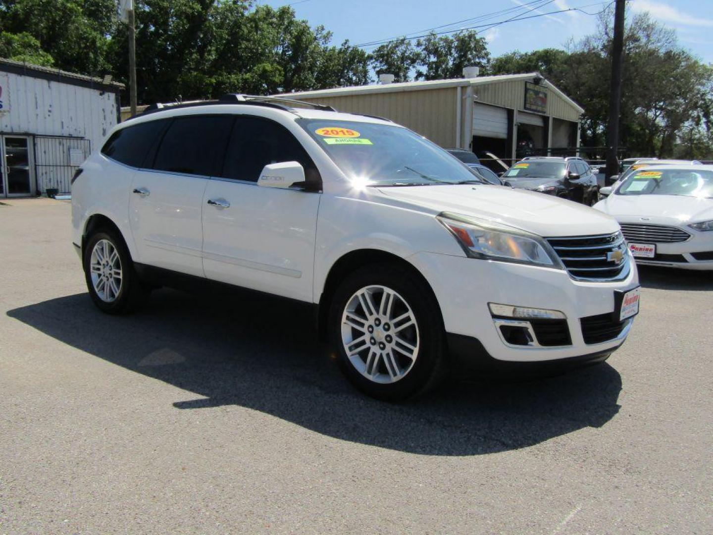 2015 WHITE CHEVROLET TRAVERSE LT (1GNKVGKDXFJ) with an 3.6L engine, Automatic transmission, located at 830 E. Canino Rd., Houston, TX, 77037, (281) 405-0440, 38.358219, -81.729942 - Photo#5