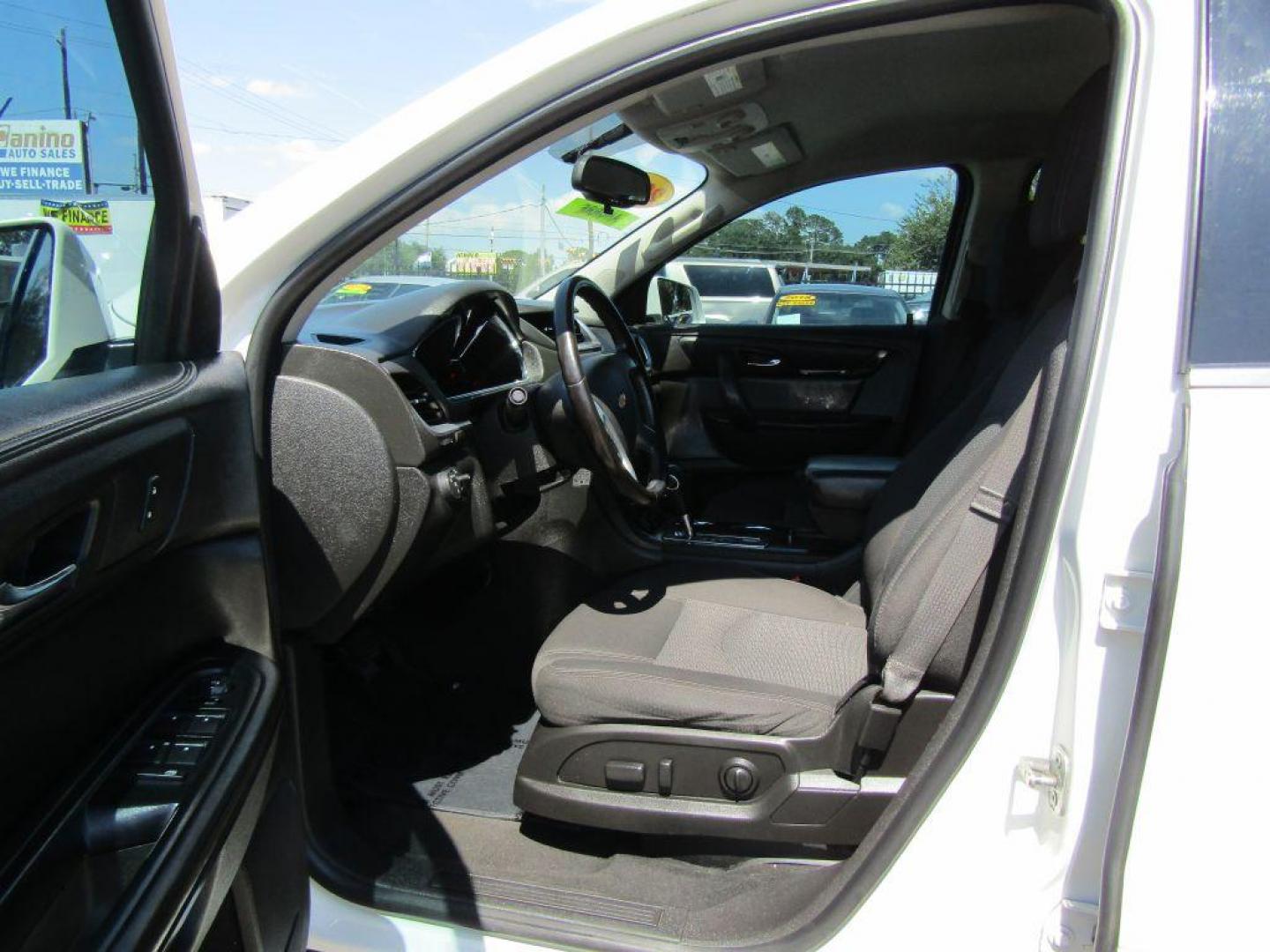 2015 WHITE CHEVROLET TRAVERSE LT (1GNKVGKDXFJ) with an 3.6L engine, Automatic transmission, located at 830 E. Canino Rd., Houston, TX, 77037, (281) 405-0440, 38.358219, -81.729942 - Photo#6