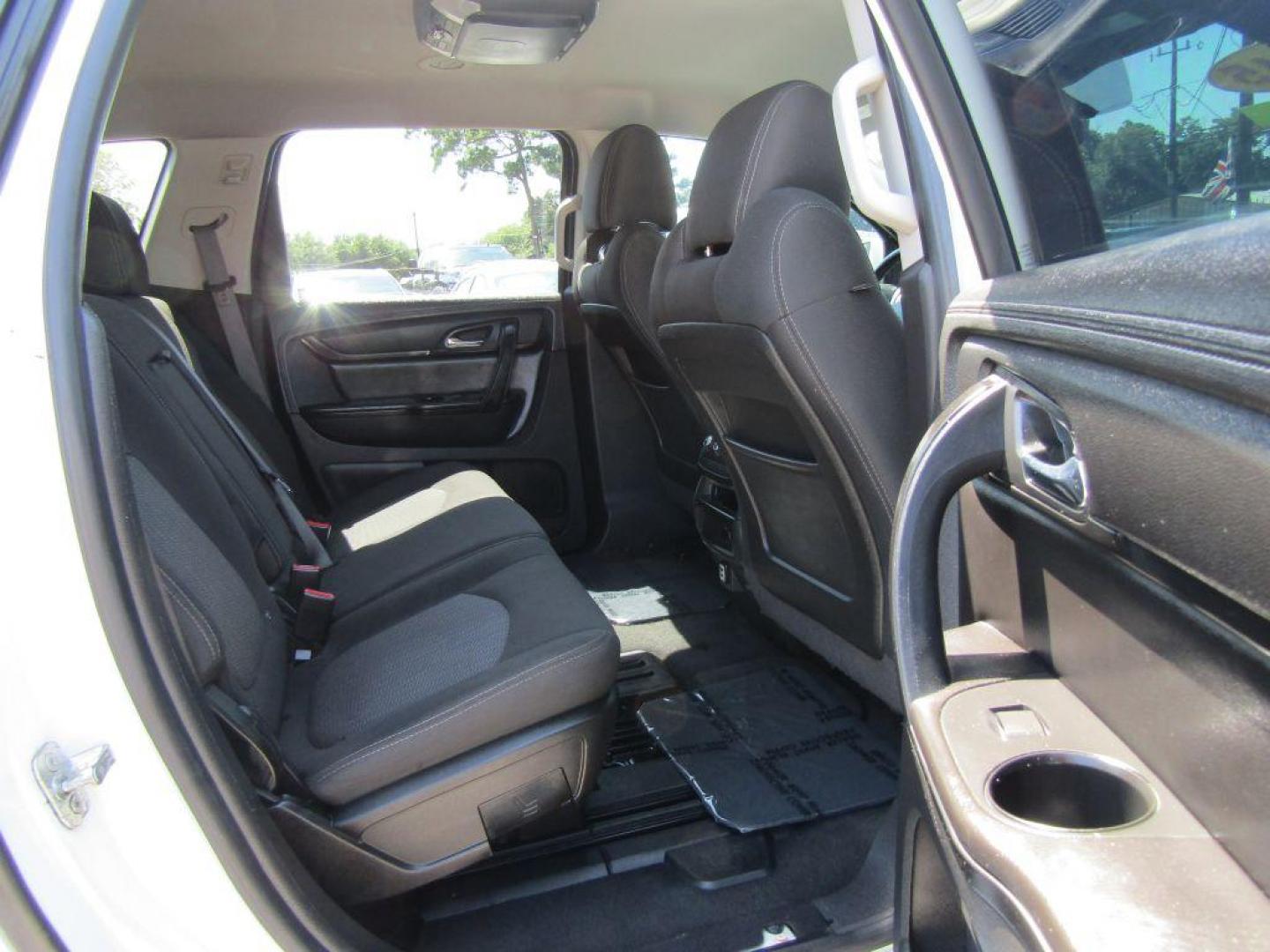 2015 WHITE CHEVROLET TRAVERSE LT (1GNKVGKDXFJ) with an 3.6L engine, Automatic transmission, located at 830 E. Canino Rd., Houston, TX, 77037, (281) 405-0440, 38.358219, -81.729942 - Photo#10