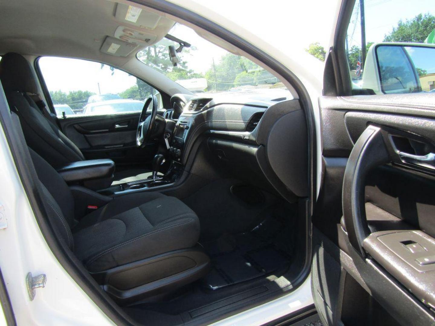 2015 WHITE CHEVROLET TRAVERSE LT (1GNKVGKDXFJ) with an 3.6L engine, Automatic transmission, located at 830 E. Canino Rd., Houston, TX, 77037, (281) 405-0440, 38.358219, -81.729942 - Photo#11