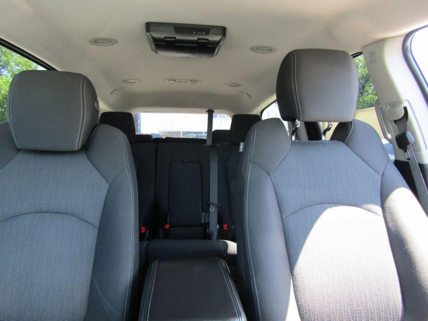 2015 WHITE CHEVROLET TRAVERSE LT (1GNKVGKDXFJ) with an 3.6L engine, Automatic transmission, located at 830 E. Canino Rd., Houston, TX, 77037, (281) 405-0440, 38.358219, -81.729942 - Photo#12