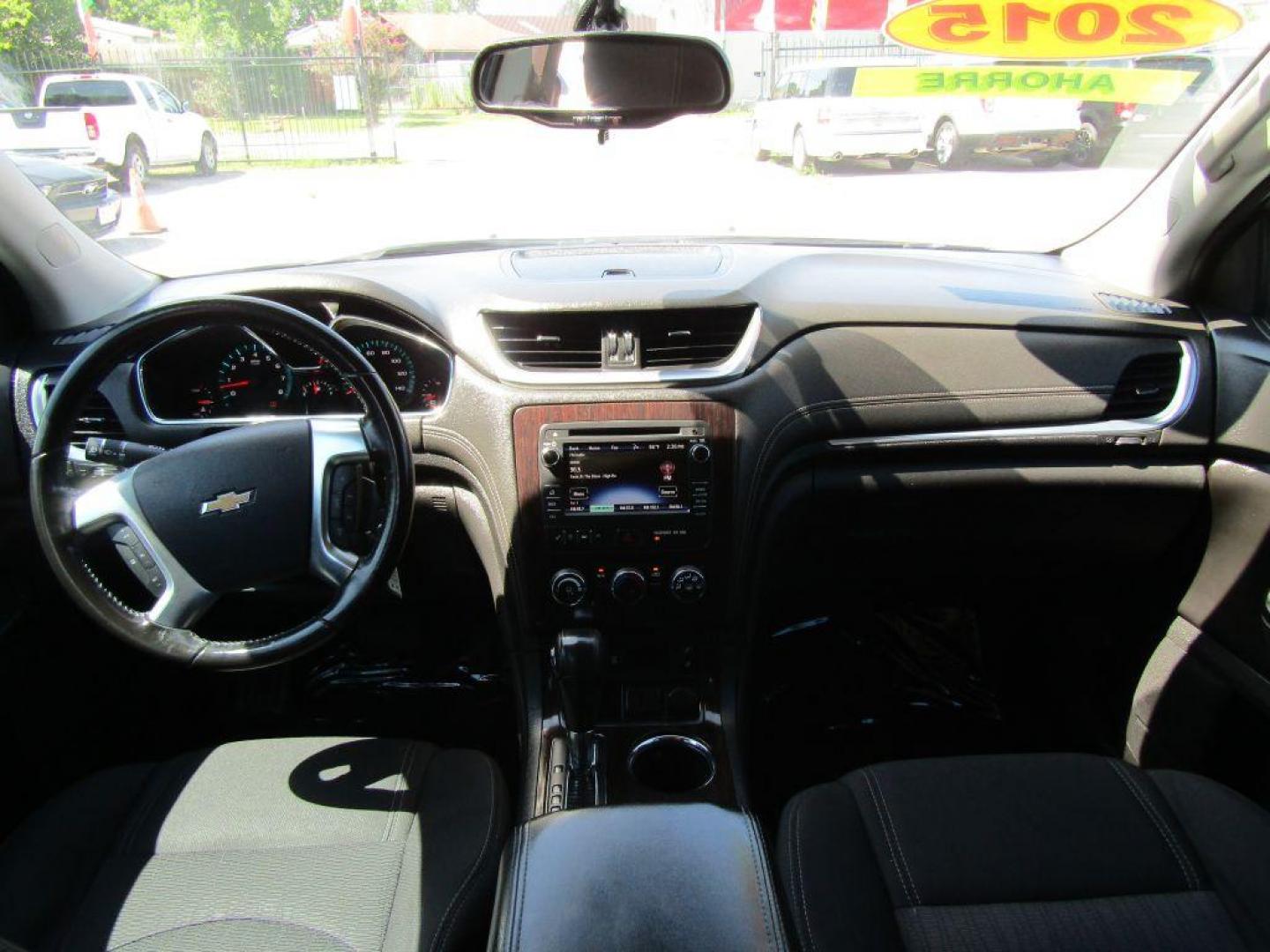 2015 WHITE CHEVROLET TRAVERSE LT (1GNKVGKDXFJ) with an 3.6L engine, Automatic transmission, located at 830 E. Canino Rd., Houston, TX, 77037, (281) 405-0440, 38.358219, -81.729942 - Photo#13