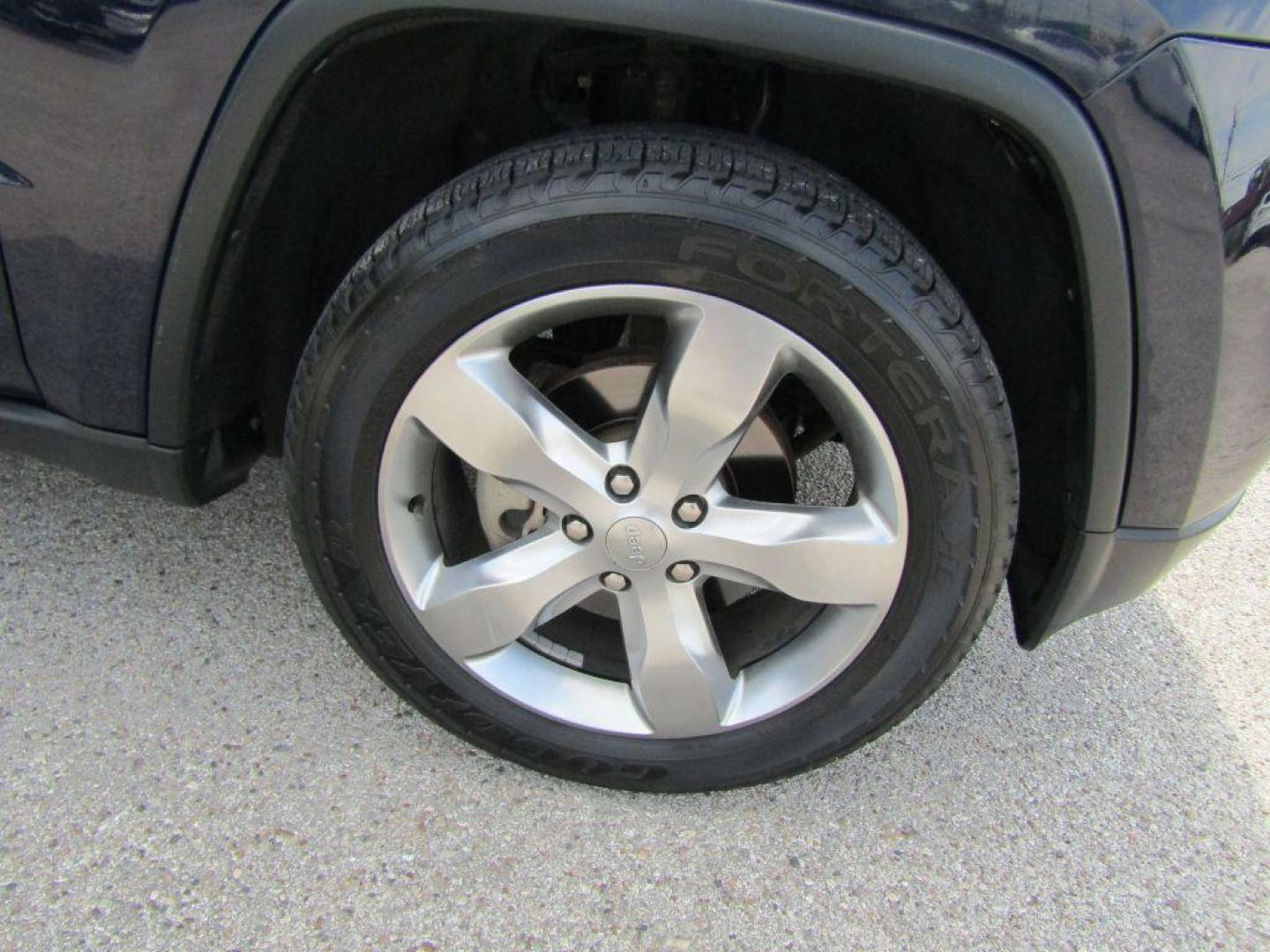 2013 BLUE JEEP GRAND CHEROKEE OVERLAND (1C4RJECG5DC) with an 3.6L engine, Automatic transmission, located at 830 E. Canino Rd., Houston, TX, 77037, (281) 405-0440, 38.358219, -81.729942 - Photo#19