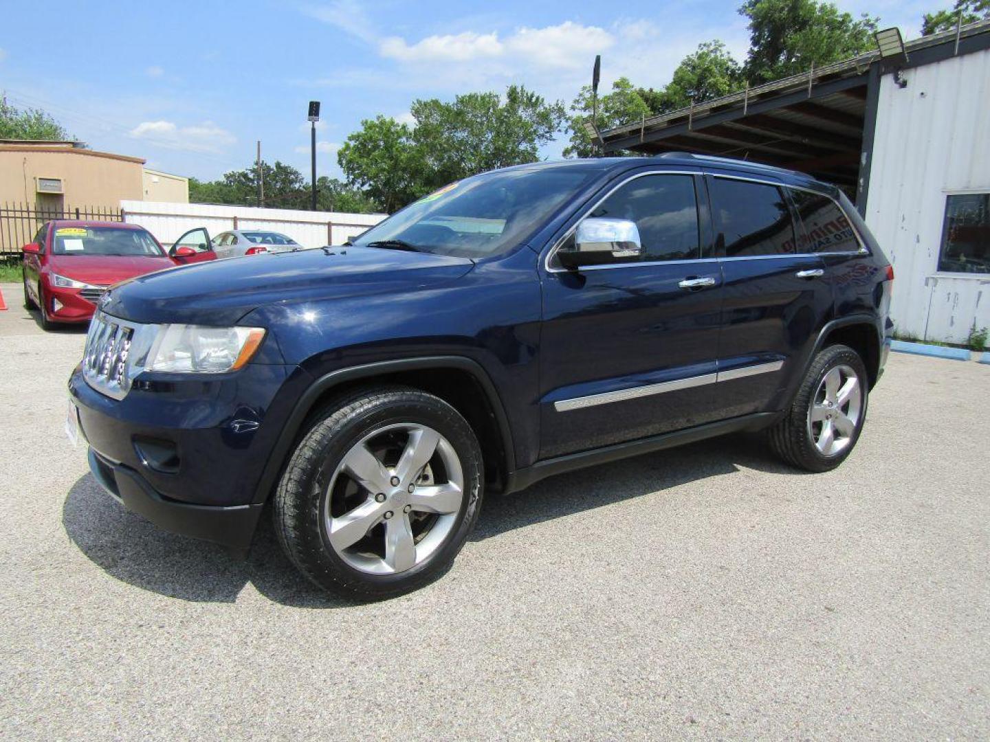 2013 BLUE JEEP GRAND CHEROKEE OVERLAND (1C4RJECG5DC) with an 3.6L engine, Automatic transmission, located at 830 E. Canino Rd., Houston, TX, 77037, (281) 405-0440, 38.358219, -81.729942 - Photo#5
