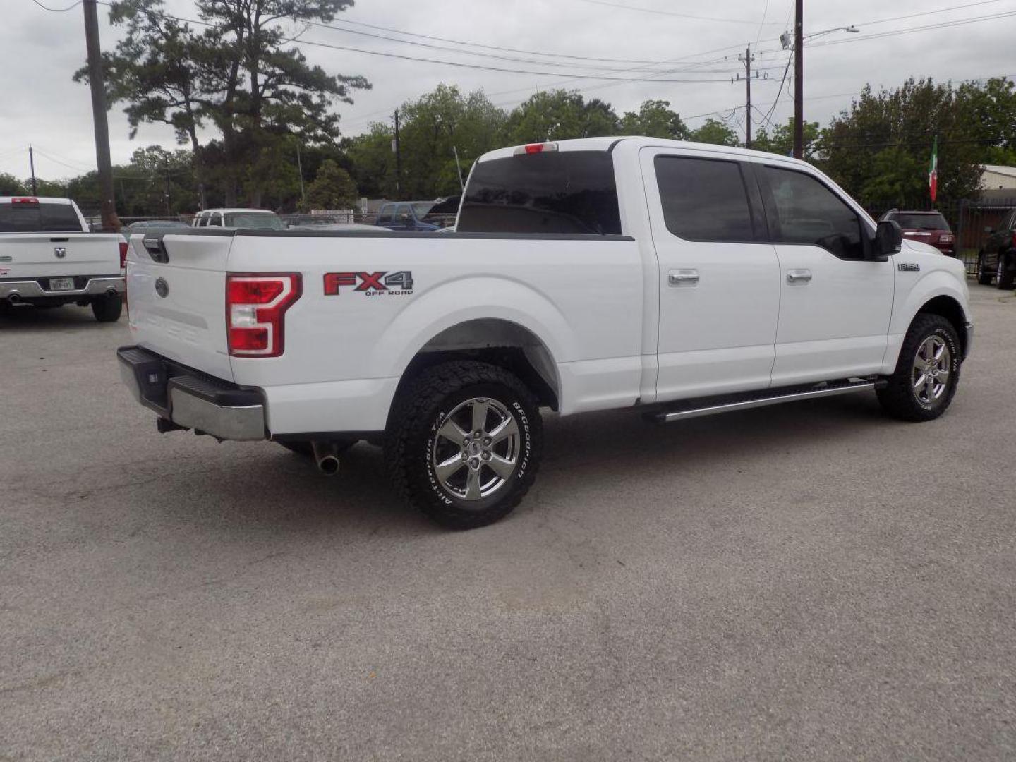 2018 WHITE FORD F150 SUPERCREW (1FTFW1E58JK) with an 5.0L engine, Automatic transmission, located at 830 E. Canino Rd., Houston, TX, 77037, (281) 405-0440, 38.358219, -81.729942 - VENGA A VISITARNOS A CANINO AUTO SALES. ENTRE CAMINANDO Y SALGA MANEJANDO. APROVACION GARANTIZADA CON REQUISITOS MINIMOS! PREGUNTEN POR JESSICA, MAY, O CARRIE PARA SU APROBACION SEGURA. ??830 E CANINO RD HOUSTON TX 77037 ??(281) 405-0440 come visit us today!! walk in/ drive out in minutes! - Photo#1