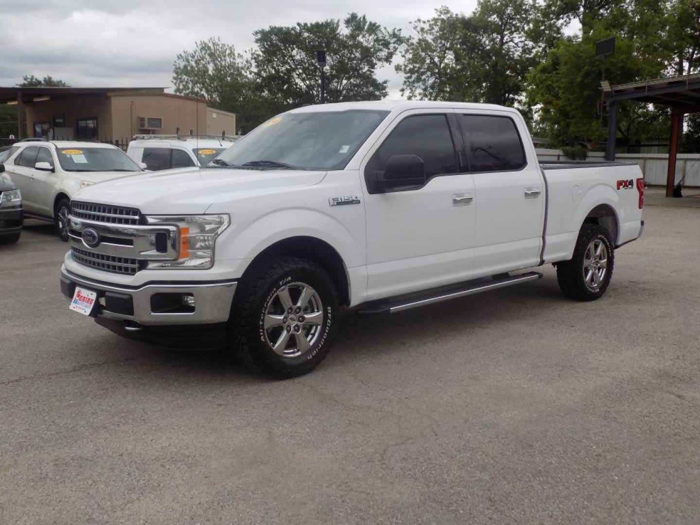 2018 WHITE FORD F150 SUPERCREW (1FTFW1E58JK) with an 5.0L engine, Automatic transmission, located at 830 E. Canino Rd., Houston, TX, 77037, (281) 405-0440, 38.358219, -81.729942 - VENGA A VISITARNOS A CANINO AUTO SALES. ENTRE CAMINANDO Y SALGA MANEJANDO. APROVACION GARANTIZADA CON REQUISITOS MINIMOS! PREGUNTEN POR JESSICA, MAY, O CARRIE PARA SU APROBACION SEGURA. ??830 E CANINO RD HOUSTON TX 77037 ??(281) 405-0440 come visit us today!! walk in/ drive out in minutes! - Photo#3