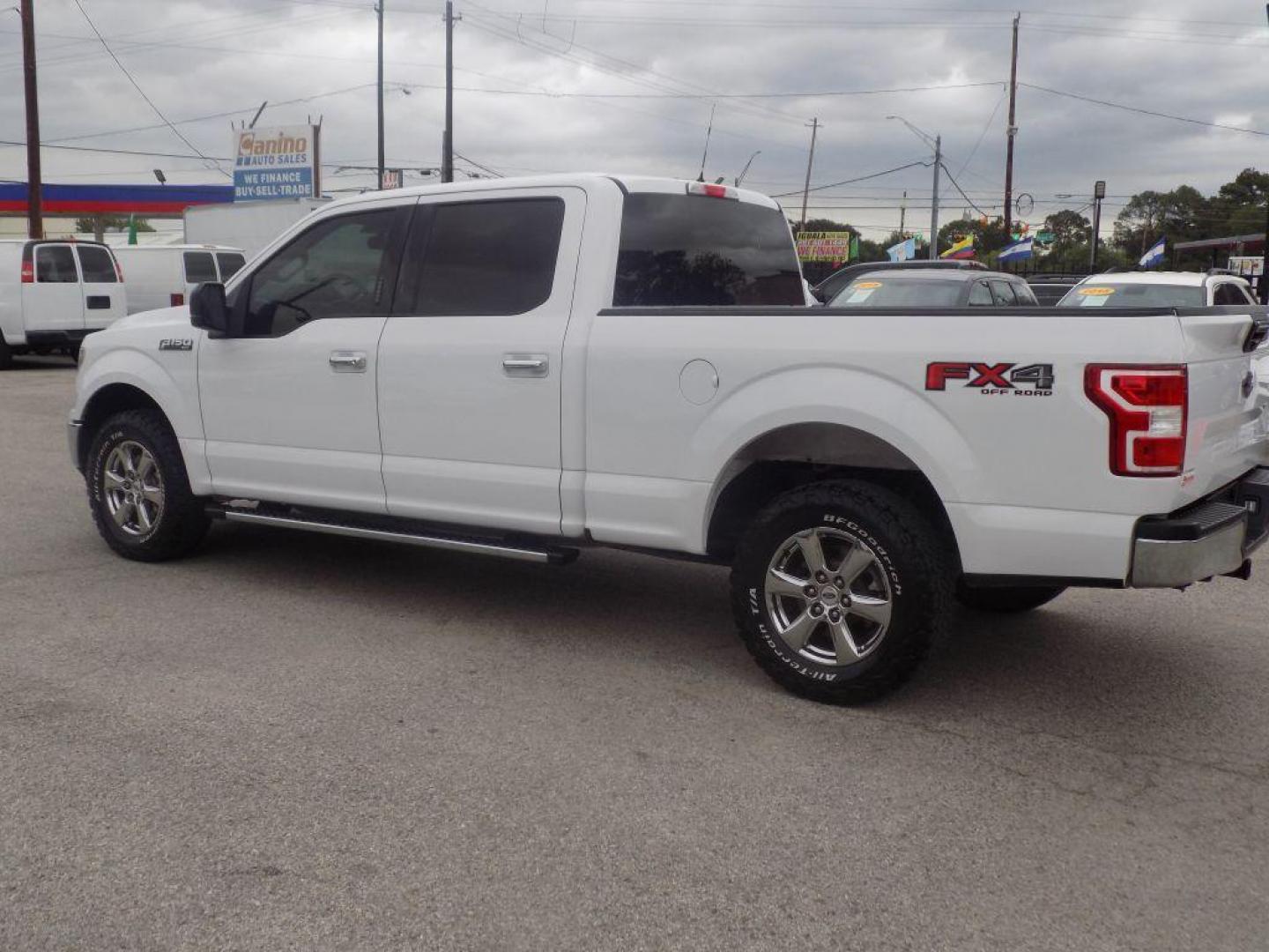 2018 WHITE FORD F150 SUPERCREW (1FTFW1E58JK) with an 5.0L engine, Automatic transmission, located at 830 E. Canino Rd., Houston, TX, 77037, (281) 405-0440, 38.358219, -81.729942 - VENGA A VISITARNOS A CANINO AUTO SALES. ENTRE CAMINANDO Y SALGA MANEJANDO. APROVACION GARANTIZADA CON REQUISITOS MINIMOS! PREGUNTEN POR JESSICA, MAY, O CARRIE PARA SU APROBACION SEGURA. ??830 E CANINO RD HOUSTON TX 77037 ??(281) 405-0440 come visit us today!! walk in/ drive out in minutes! - Photo#4