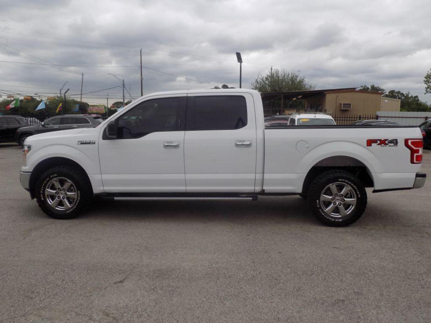 2018 WHITE FORD F150 SUPERCREW (1FTFW1E58JK) with an 5.0L engine, Automatic transmission, located at 830 E. Canino Rd., Houston, TX, 77037, (281) 405-0440, 38.358219, -81.729942 - VENGA A VISITARNOS A CANINO AUTO SALES. ENTRE CAMINANDO Y SALGA MANEJANDO. APROVACION GARANTIZADA CON REQUISITOS MINIMOS! PREGUNTEN POR JESSICA, MAY, O CARRIE PARA SU APROBACION SEGURA. ??830 E CANINO RD HOUSTON TX 77037 ??(281) 405-0440 come visit us today!! walk in/ drive out in minutes! - Photo#5