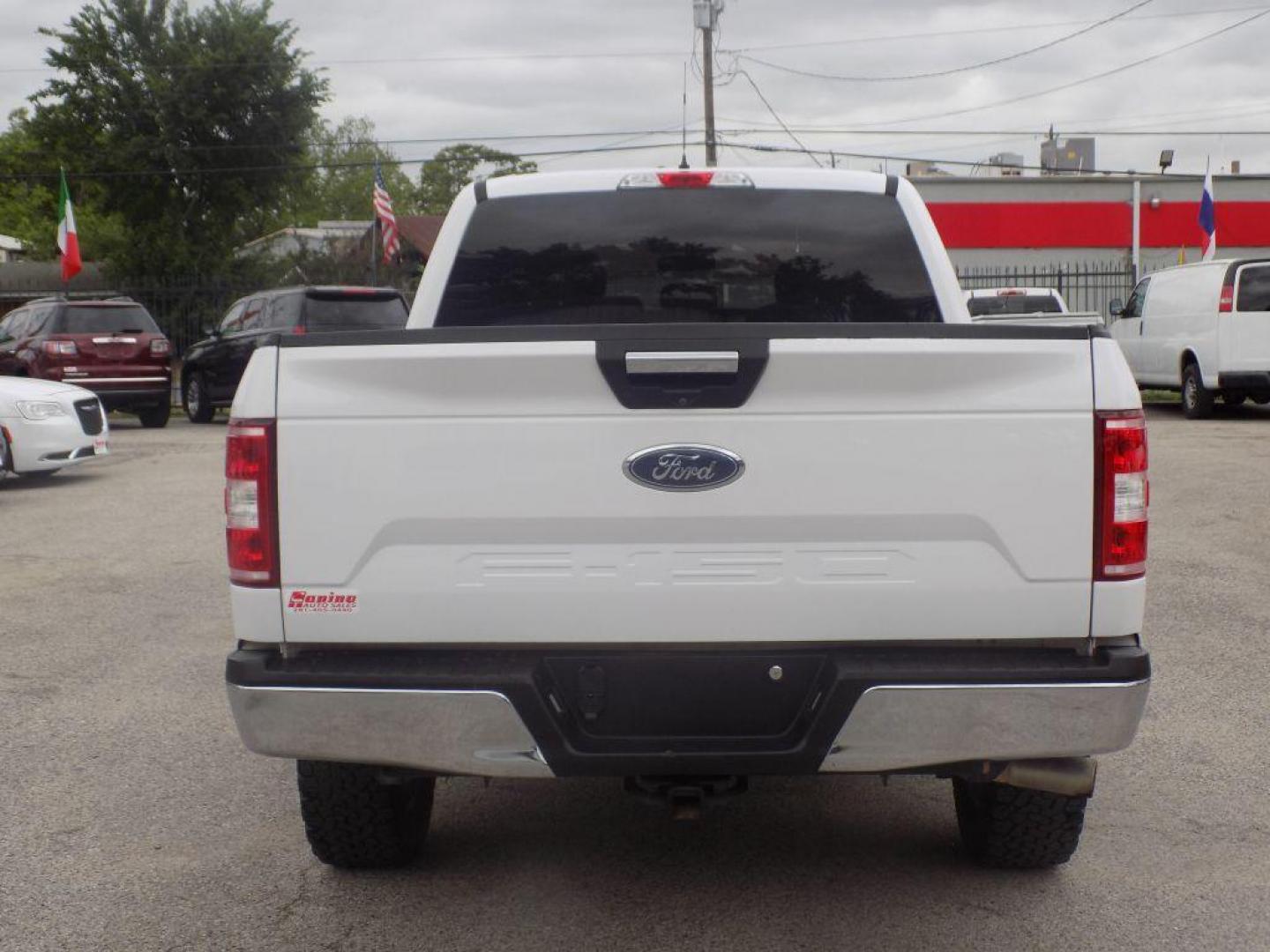 2018 WHITE FORD F150 SUPERCREW (1FTFW1E58JK) with an 5.0L engine, Automatic transmission, located at 830 E. Canino Rd., Houston, TX, 77037, (281) 405-0440, 38.358219, -81.729942 - VENGA A VISITARNOS A CANINO AUTO SALES. ENTRE CAMINANDO Y SALGA MANEJANDO. APROVACION GARANTIZADA CON REQUISITOS MINIMOS! PREGUNTEN POR JESSICA, MAY, O CARRIE PARA SU APROBACION SEGURA. ??830 E CANINO RD HOUSTON TX 77037 ??(281) 405-0440 come visit us today!! walk in/ drive out in minutes! - Photo#6