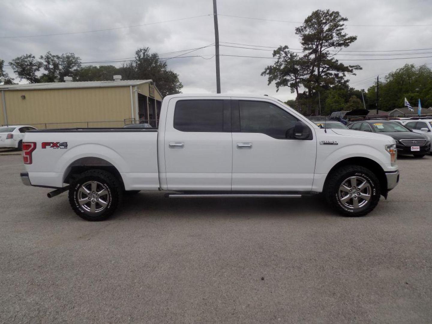 2018 WHITE FORD F150 SUPERCREW (1FTFW1E58JK) with an 5.0L engine, Automatic transmission, located at 830 E. Canino Rd., Houston, TX, 77037, (281) 405-0440, 38.358219, -81.729942 - VENGA A VISITARNOS A CANINO AUTO SALES. ENTRE CAMINANDO Y SALGA MANEJANDO. APROVACION GARANTIZADA CON REQUISITOS MINIMOS! PREGUNTEN POR JESSICA, MAY, O CARRIE PARA SU APROBACION SEGURA. ??830 E CANINO RD HOUSTON TX 77037 ??(281) 405-0440 come visit us today!! walk in/ drive out in minutes! - Photo#7