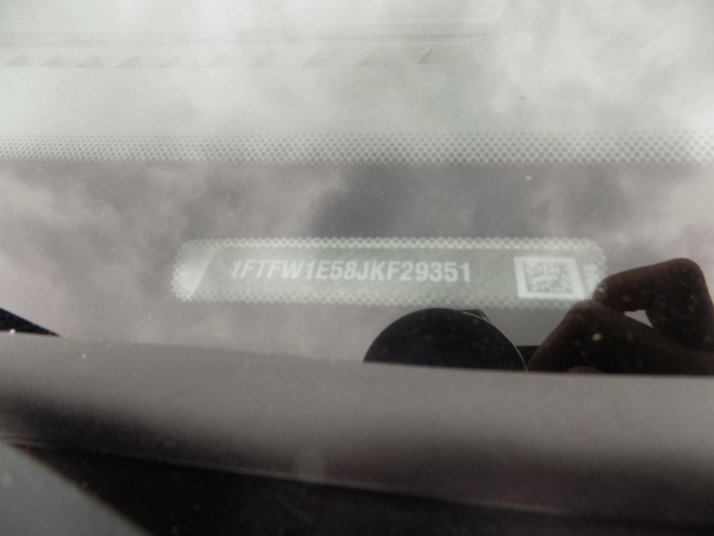 2018 WHITE FORD F150 SUPERCREW (1FTFW1E58JK) with an 5.0L engine, Automatic transmission, located at 830 E. Canino Rd., Houston, TX, 77037, (281) 405-0440, 38.358219, -81.729942 - VENGA A VISITARNOS A CANINO AUTO SALES. ENTRE CAMINANDO Y SALGA MANEJANDO. APROVACION GARANTIZADA CON REQUISITOS MINIMOS! PREGUNTEN POR JESSICA, MAY, O CARRIE PARA SU APROBACION SEGURA. ??830 E CANINO RD HOUSTON TX 77037 ??(281) 405-0440 come visit us today!! walk in/ drive out in minutes! - Photo#8