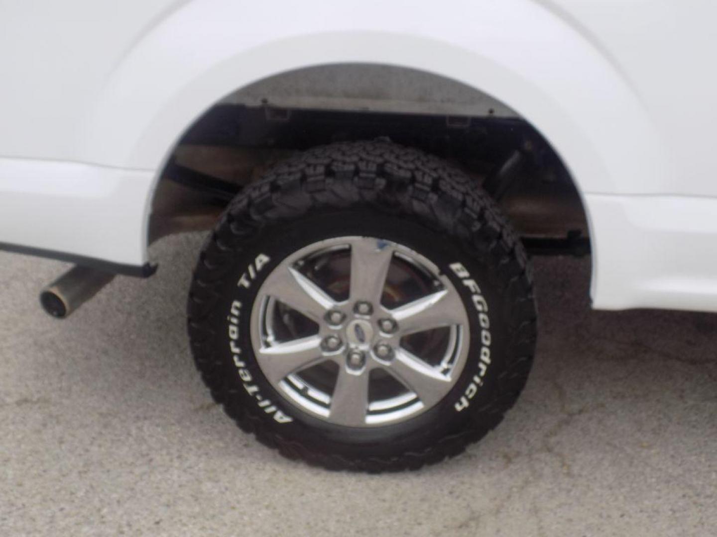 2018 WHITE FORD F150 SUPERCREW (1FTFW1E58JK) with an 5.0L engine, Automatic transmission, located at 830 E. Canino Rd., Houston, TX, 77037, (281) 405-0440, 38.358219, -81.729942 - VENGA A VISITARNOS A CANINO AUTO SALES. ENTRE CAMINANDO Y SALGA MANEJANDO. APROVACION GARANTIZADA CON REQUISITOS MINIMOS! PREGUNTEN POR JESSICA, MAY, O CARRIE PARA SU APROBACION SEGURA. ??830 E CANINO RD HOUSTON TX 77037 ??(281) 405-0440 come visit us today!! walk in/ drive out in minutes! - Photo#9