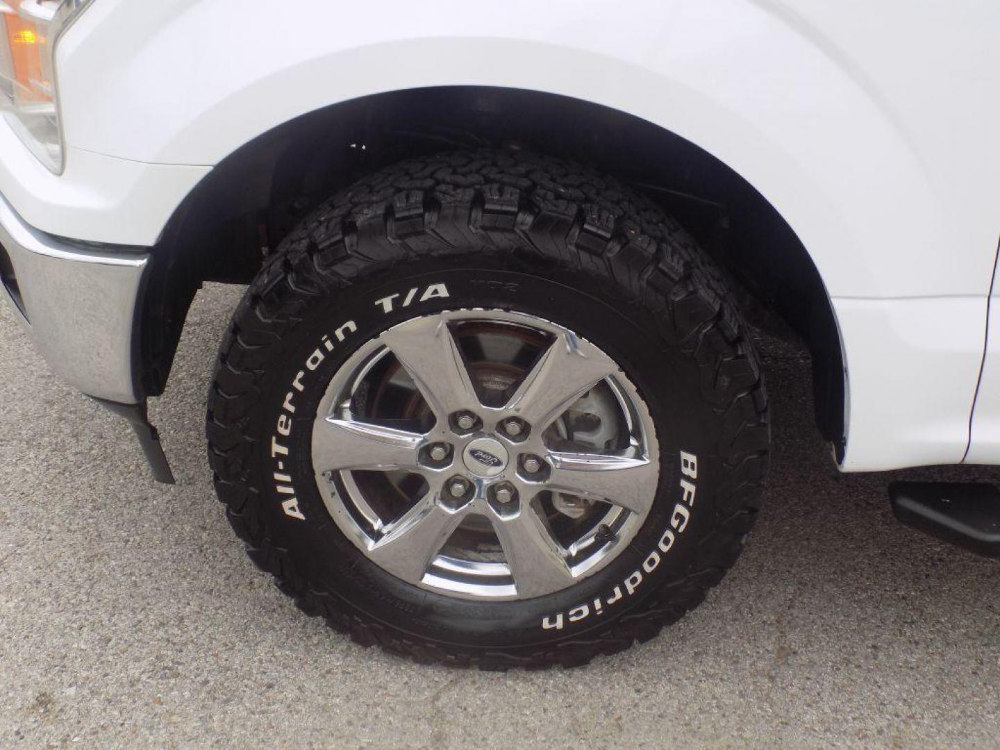 2018 WHITE FORD F150 SUPERCREW (1FTFW1E58JK) with an 5.0L engine, Automatic transmission, located at 830 E. Canino Rd., Houston, TX, 77037, (281) 405-0440, 38.358219, -81.729942 - VENGA A VISITARNOS A CANINO AUTO SALES. ENTRE CAMINANDO Y SALGA MANEJANDO. APROVACION GARANTIZADA CON REQUISITOS MINIMOS! PREGUNTEN POR JESSICA, MAY, O CARRIE PARA SU APROBACION SEGURA. ??830 E CANINO RD HOUSTON TX 77037 ??(281) 405-0440 come visit us today!! walk in/ drive out in minutes! - Photo#11