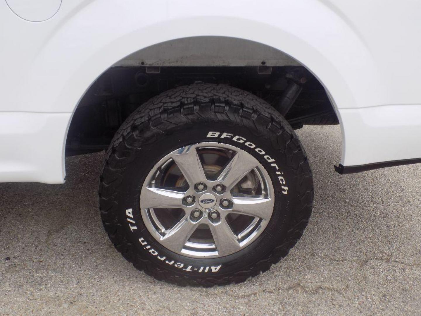 2018 WHITE FORD F150 SUPERCREW (1FTFW1E58JK) with an 5.0L engine, Automatic transmission, located at 830 E. Canino Rd., Houston, TX, 77037, (281) 405-0440, 38.358219, -81.729942 - VENGA A VISITARNOS A CANINO AUTO SALES. ENTRE CAMINANDO Y SALGA MANEJANDO. APROVACION GARANTIZADA CON REQUISITOS MINIMOS! PREGUNTEN POR JESSICA, MAY, O CARRIE PARA SU APROBACION SEGURA. ??830 E CANINO RD HOUSTON TX 77037 ??(281) 405-0440 come visit us today!! walk in/ drive out in minutes! - Photo#12