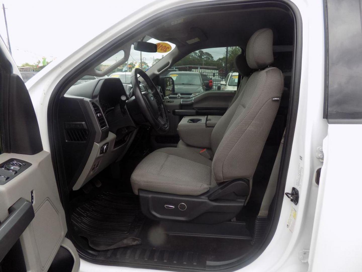 2018 WHITE FORD F150 SUPERCREW (1FTFW1E58JK) with an 5.0L engine, Automatic transmission, located at 830 E. Canino Rd., Houston, TX, 77037, (281) 405-0440, 38.358219, -81.729942 - VENGA A VISITARNOS A CANINO AUTO SALES. ENTRE CAMINANDO Y SALGA MANEJANDO. APROVACION GARANTIZADA CON REQUISITOS MINIMOS! PREGUNTEN POR JESSICA, MAY, O CARRIE PARA SU APROBACION SEGURA. ??830 E CANINO RD HOUSTON TX 77037 ??(281) 405-0440 come visit us today!! walk in/ drive out in minutes! - Photo#13
