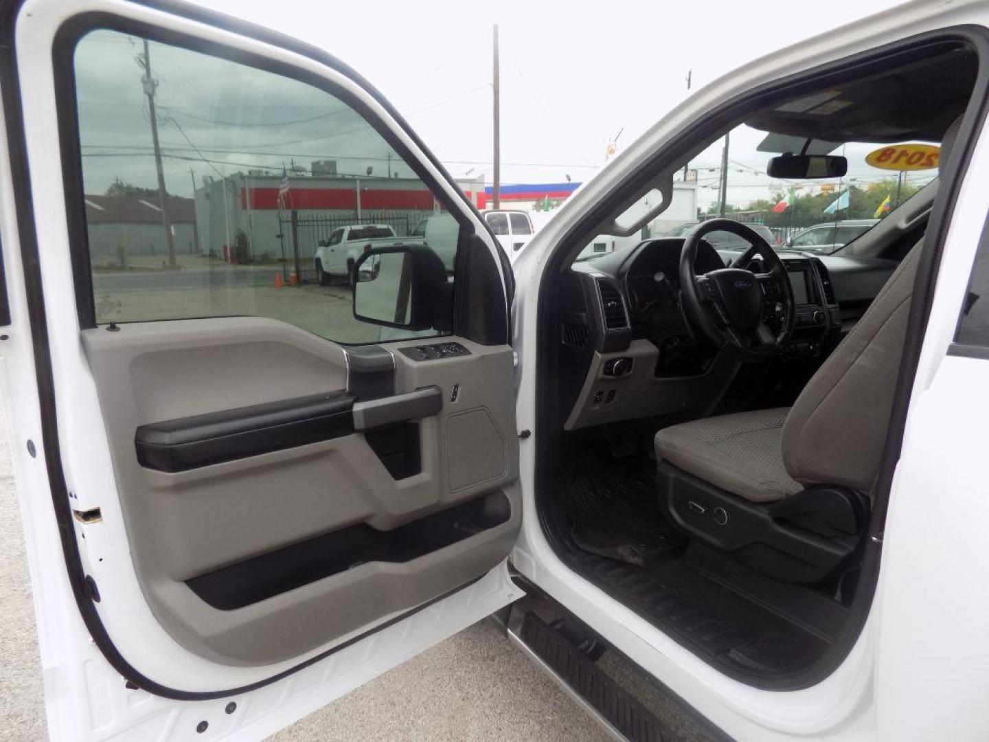 2018 WHITE FORD F150 SUPERCREW (1FTFW1E58JK) with an 5.0L engine, Automatic transmission, located at 830 E. Canino Rd., Houston, TX, 77037, (281) 405-0440, 38.358219, -81.729942 - VENGA A VISITARNOS A CANINO AUTO SALES. ENTRE CAMINANDO Y SALGA MANEJANDO. APROVACION GARANTIZADA CON REQUISITOS MINIMOS! PREGUNTEN POR JESSICA, MAY, O CARRIE PARA SU APROBACION SEGURA. ??830 E CANINO RD HOUSTON TX 77037 ??(281) 405-0440 come visit us today!! walk in/ drive out in minutes! - Photo#14