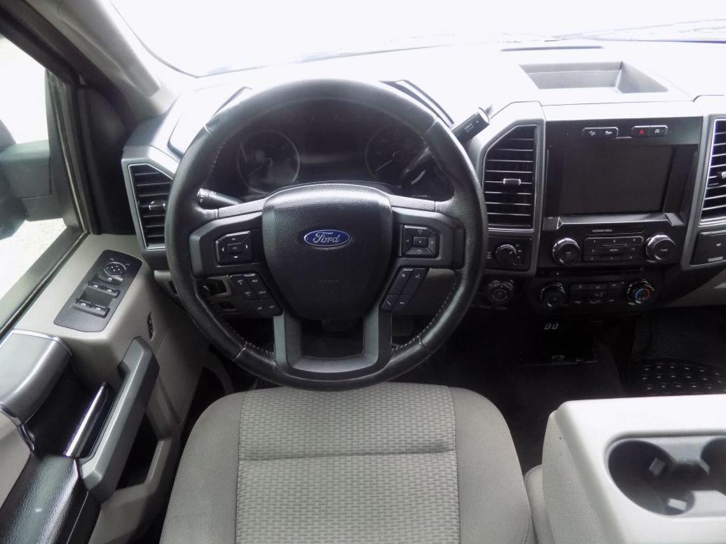 2018 WHITE FORD F150 SUPERCREW (1FTFW1E58JK) with an 5.0L engine, Automatic transmission, located at 830 E. Canino Rd., Houston, TX, 77037, (281) 405-0440, 38.358219, -81.729942 - VENGA A VISITARNOS A CANINO AUTO SALES. ENTRE CAMINANDO Y SALGA MANEJANDO. APROVACION GARANTIZADA CON REQUISITOS MINIMOS! PREGUNTEN POR JESSICA, MAY, O CARRIE PARA SU APROBACION SEGURA. ??830 E CANINO RD HOUSTON TX 77037 ??(281) 405-0440 come visit us today!! walk in/ drive out in minutes! - Photo#15