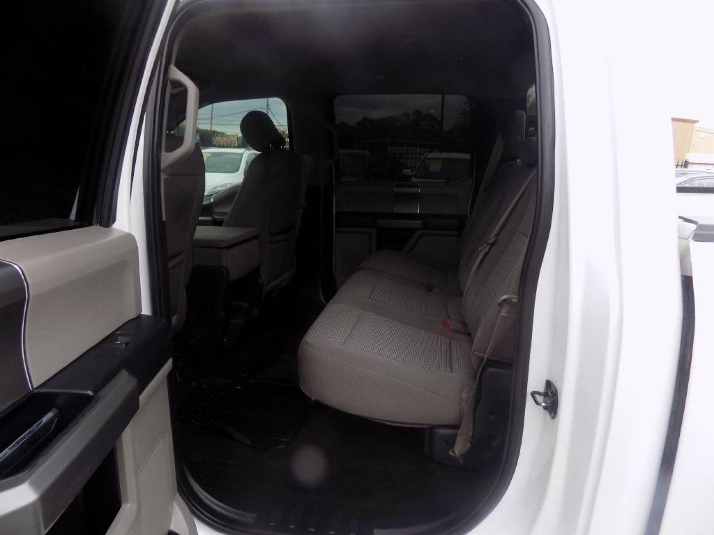 2018 WHITE FORD F150 SUPERCREW (1FTFW1E58JK) with an 5.0L engine, Automatic transmission, located at 830 E. Canino Rd., Houston, TX, 77037, (281) 405-0440, 38.358219, -81.729942 - VENGA A VISITARNOS A CANINO AUTO SALES. ENTRE CAMINANDO Y SALGA MANEJANDO. APROVACION GARANTIZADA CON REQUISITOS MINIMOS! PREGUNTEN POR JESSICA, MAY, O CARRIE PARA SU APROBACION SEGURA. ??830 E CANINO RD HOUSTON TX 77037 ??(281) 405-0440 come visit us today!! walk in/ drive out in minutes! - Photo#17