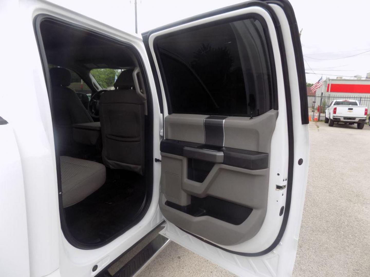 2018 WHITE FORD F150 SUPERCREW (1FTFW1E58JK) with an 5.0L engine, Automatic transmission, located at 830 E. Canino Rd., Houston, TX, 77037, (281) 405-0440, 38.358219, -81.729942 - VENGA A VISITARNOS A CANINO AUTO SALES. ENTRE CAMINANDO Y SALGA MANEJANDO. APROVACION GARANTIZADA CON REQUISITOS MINIMOS! PREGUNTEN POR JESSICA, MAY, O CARRIE PARA SU APROBACION SEGURA. ??830 E CANINO RD HOUSTON TX 77037 ??(281) 405-0440 come visit us today!! walk in/ drive out in minutes! - Photo#20