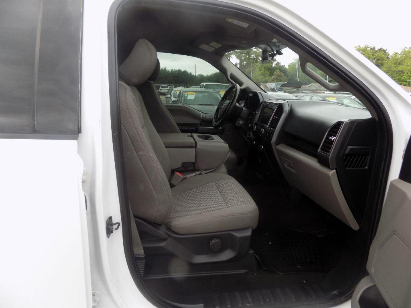 2018 WHITE FORD F150 SUPERCREW (1FTFW1E58JK) with an 5.0L engine, Automatic transmission, located at 830 E. Canino Rd., Houston, TX, 77037, (281) 405-0440, 38.358219, -81.729942 - VENGA A VISITARNOS A CANINO AUTO SALES. ENTRE CAMINANDO Y SALGA MANEJANDO. APROVACION GARANTIZADA CON REQUISITOS MINIMOS! PREGUNTEN POR JESSICA, MAY, O CARRIE PARA SU APROBACION SEGURA. ??830 E CANINO RD HOUSTON TX 77037 ??(281) 405-0440 come visit us today!! walk in/ drive out in minutes! - Photo#21