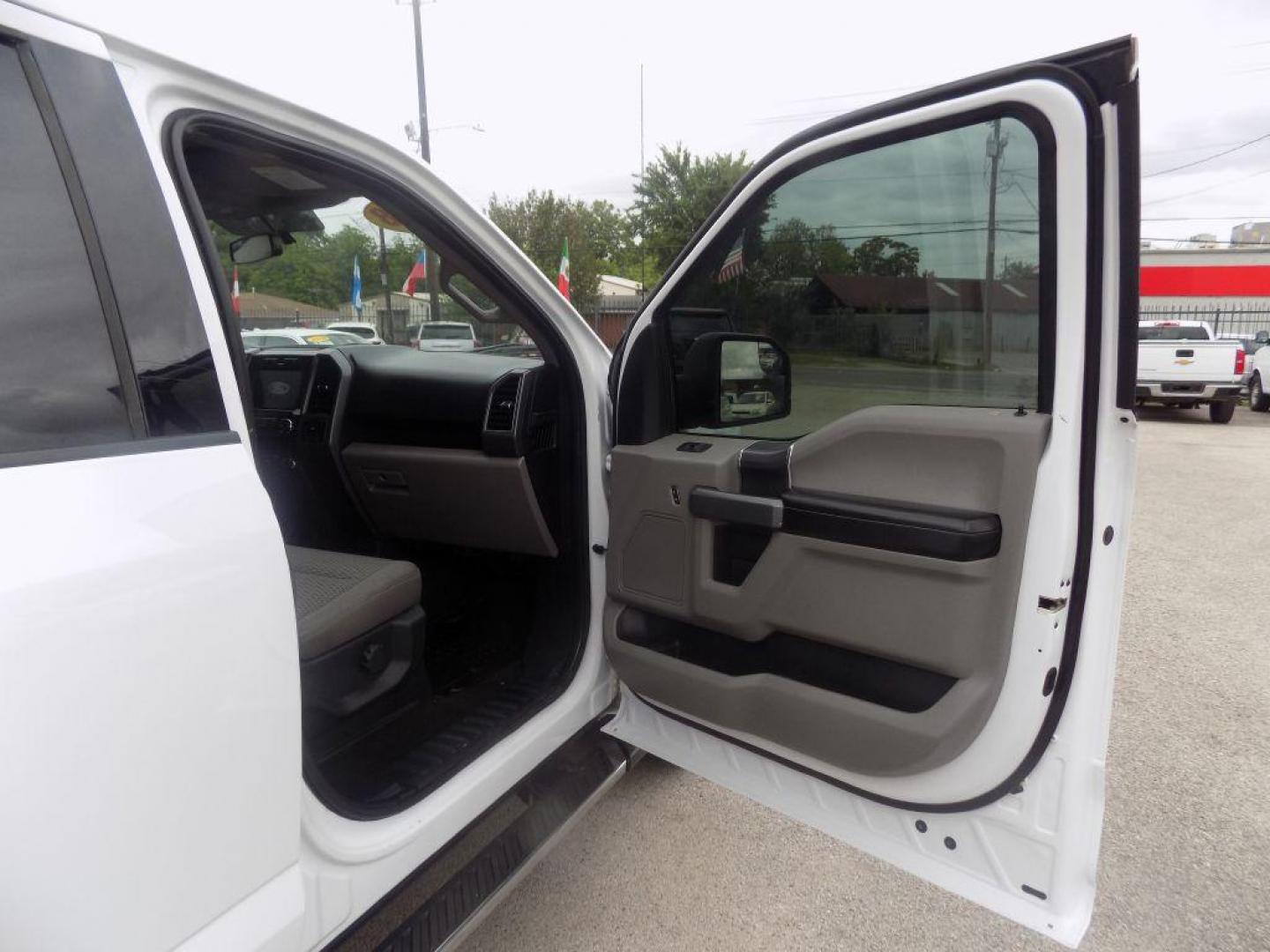 2018 WHITE FORD F150 SUPERCREW (1FTFW1E58JK) with an 5.0L engine, Automatic transmission, located at 830 E. Canino Rd., Houston, TX, 77037, (281) 405-0440, 38.358219, -81.729942 - VENGA A VISITARNOS A CANINO AUTO SALES. ENTRE CAMINANDO Y SALGA MANEJANDO. APROVACION GARANTIZADA CON REQUISITOS MINIMOS! PREGUNTEN POR JESSICA, MAY, O CARRIE PARA SU APROBACION SEGURA. ??830 E CANINO RD HOUSTON TX 77037 ??(281) 405-0440 come visit us today!! walk in/ drive out in minutes! - Photo#22