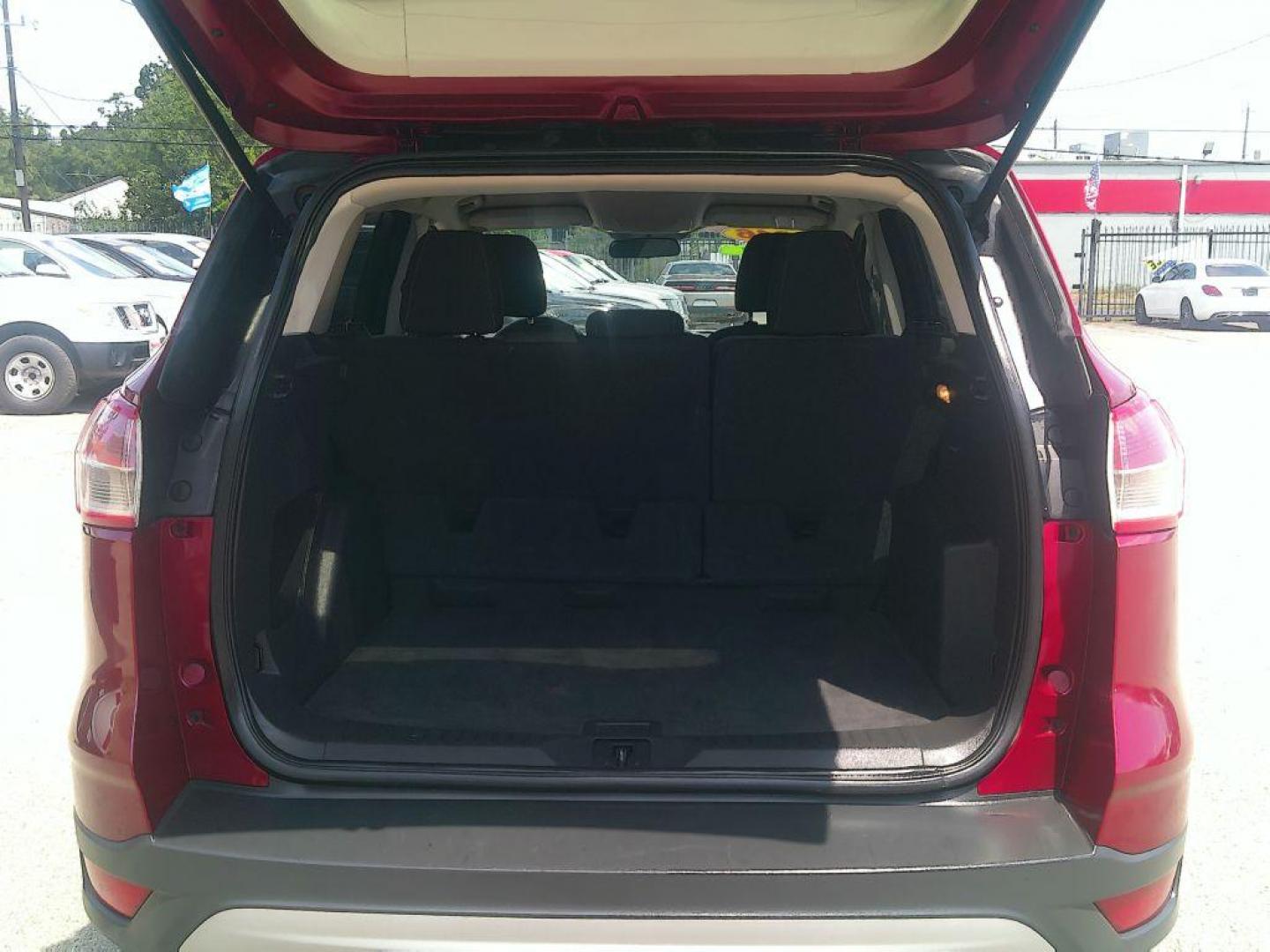 2016 RED FORD ESCAPE SE (1FMCU0GXXGU) with an 1.6L engine, Automatic transmission, located at 830 E. Canino Rd., Houston, TX, 77037, (281) 405-0440, 38.358219, -81.729942 - Photo#10