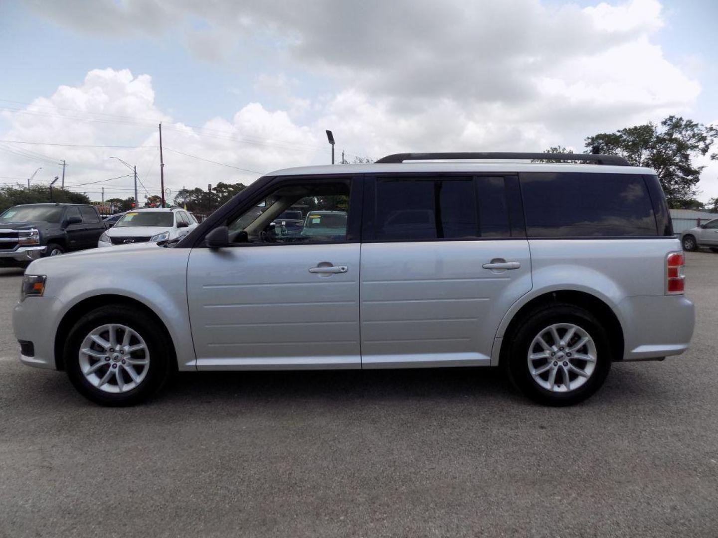 2018 SILVER FORD FLEX SE (2FMGK5B82JB) with an 3.5L engine, Automatic transmission, located at 830 E. Canino Rd., Houston, TX, 77037, (281) 405-0440, 38.358219, -81.729942 - Photo#2