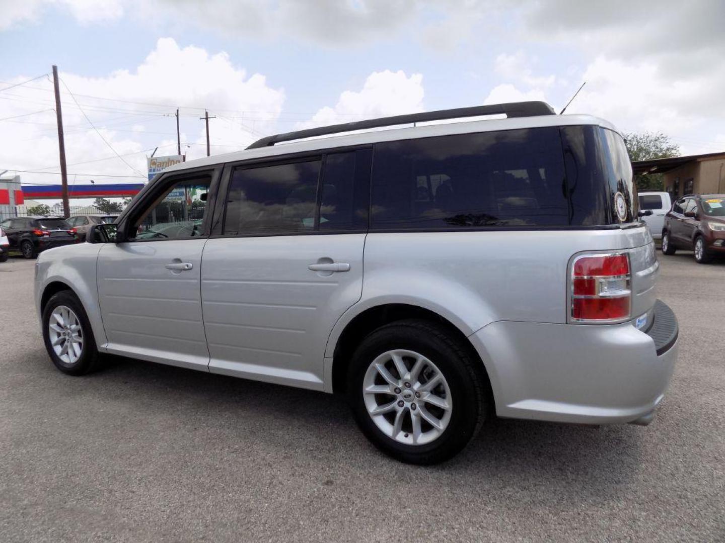 2018 SILVER FORD FLEX SE (2FMGK5B82JB) with an 3.5L engine, Automatic transmission, located at 830 E. Canino Rd., Houston, TX, 77037, (281) 405-0440, 38.358219, -81.729942 - Photo#3